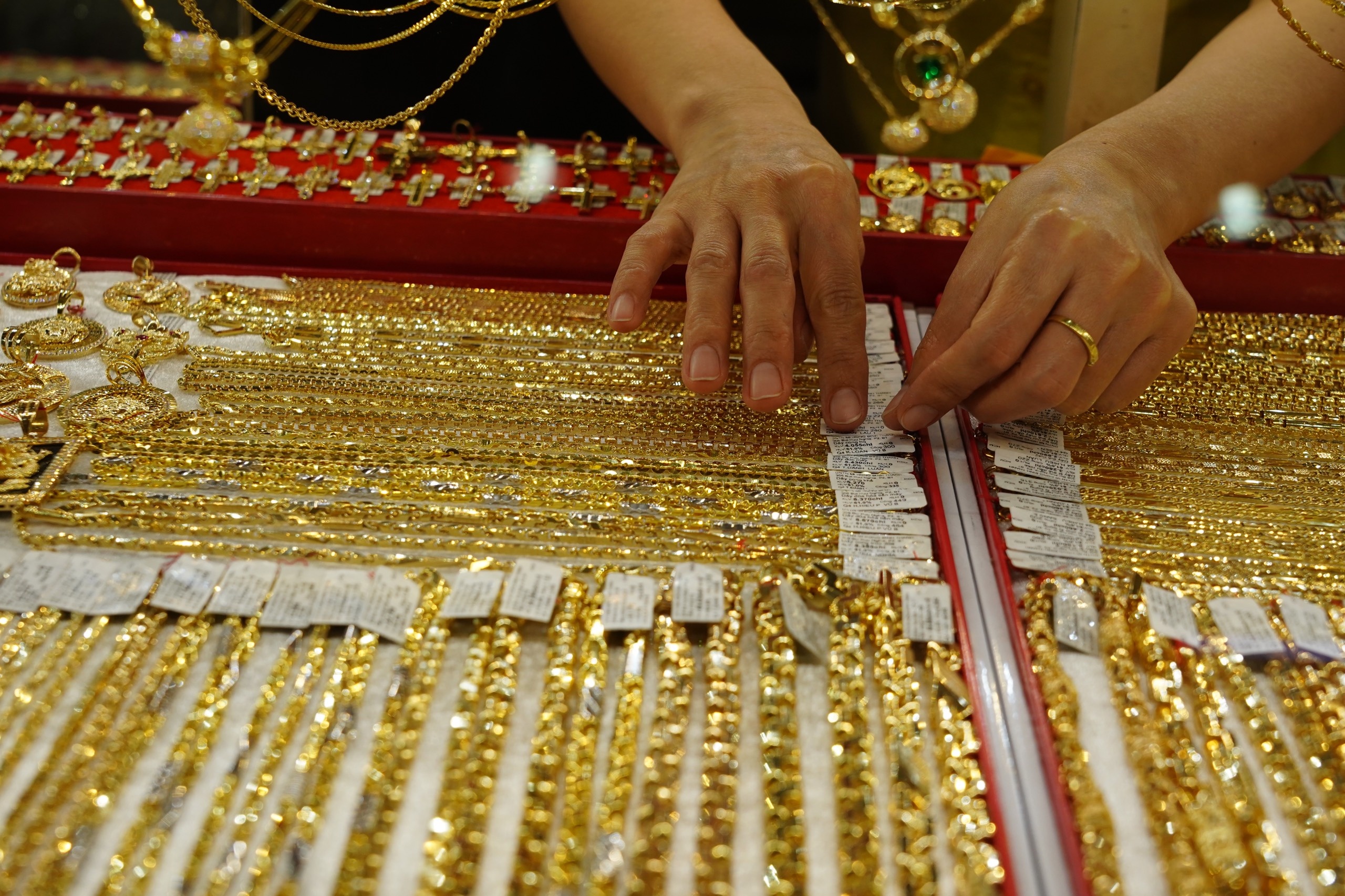 Gia vang quay lai xu huong giam hinh anh