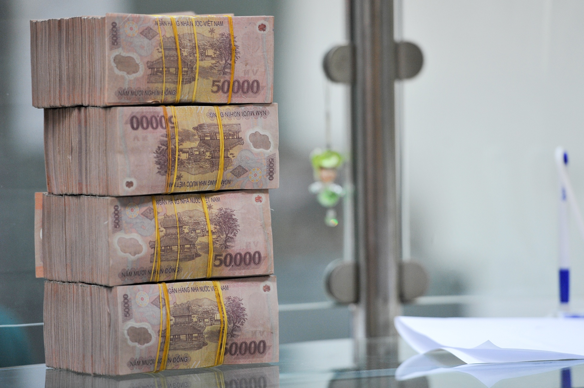 Den mua ngan hang chia co tuc hinh anh