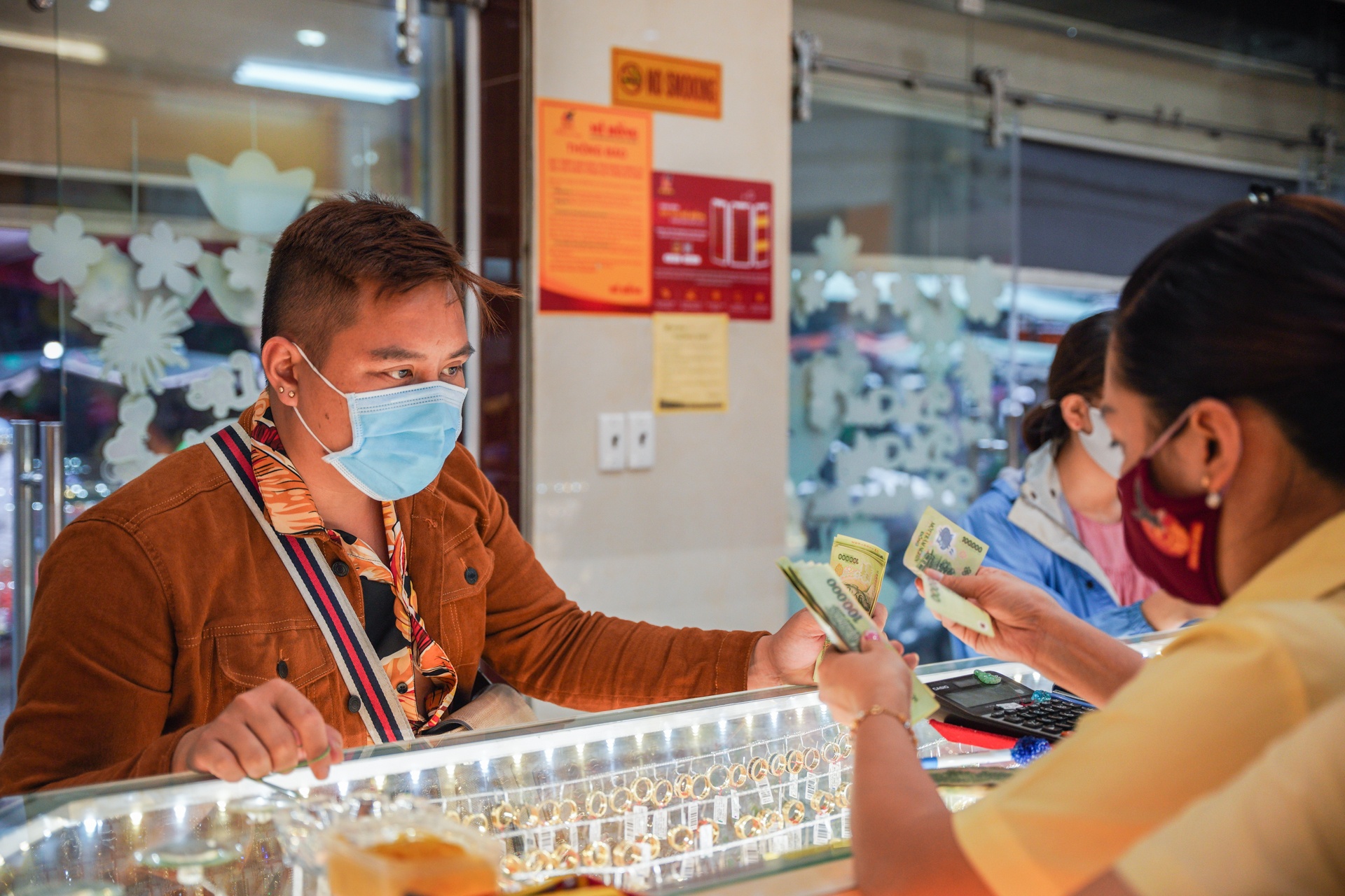 Gia vang trong nuoc giam xuong muc thap nhat trong 4 thang hinh anh