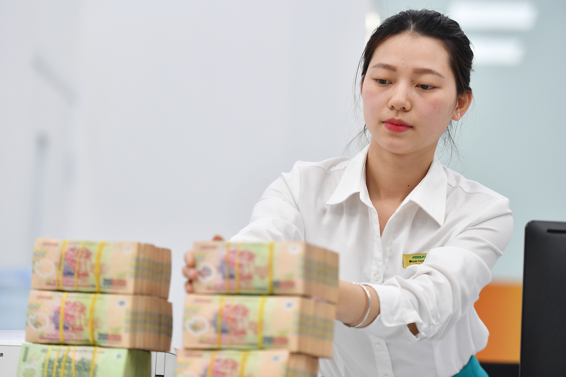 Tien trong ngan hang van doi dao hinh anh