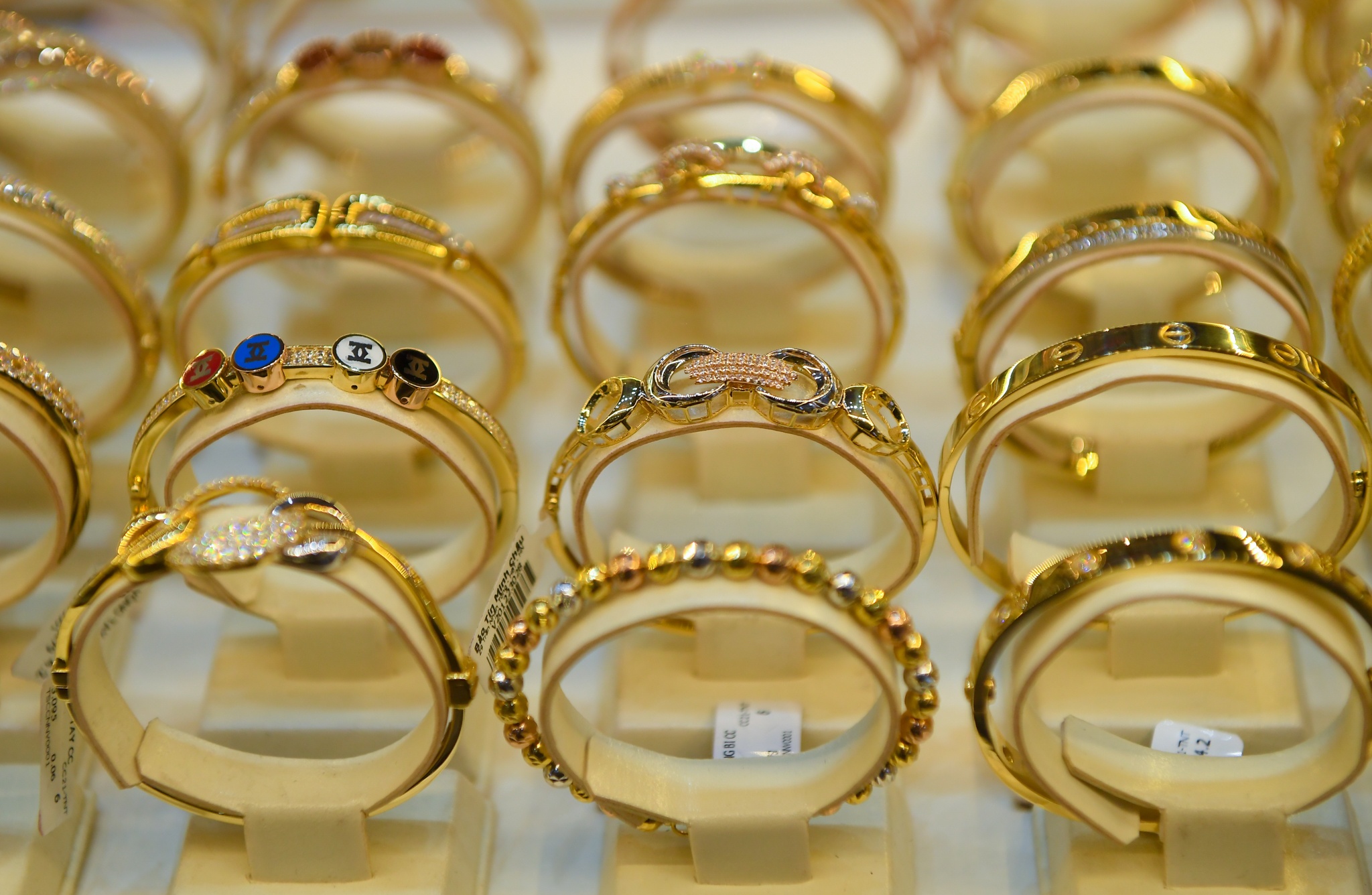 Gia vang tang len muc cao nhat trong mot tuan qua hinh anh