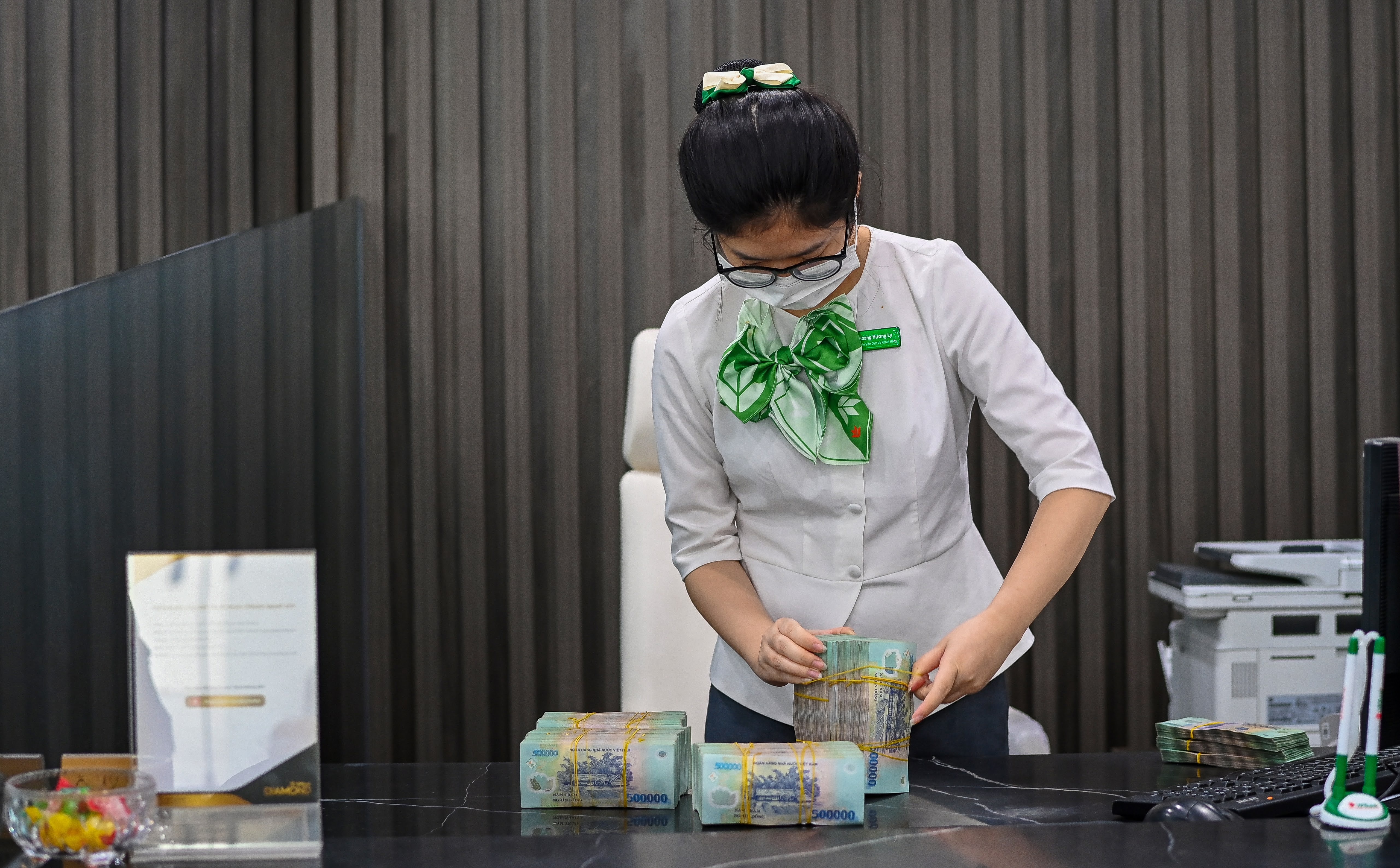 Ngan hang dang lo tin dung giam anh 1