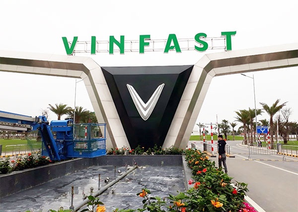 Vingroup vay hop von 400 trieu USD cho VinFast hinh anh