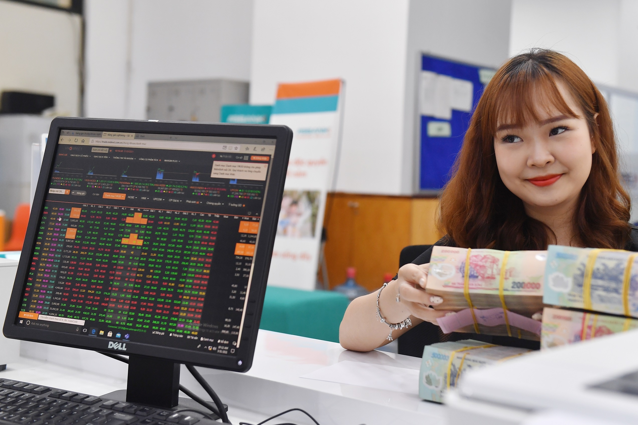 Doanh thu san HNX cao ky luc hinh anh