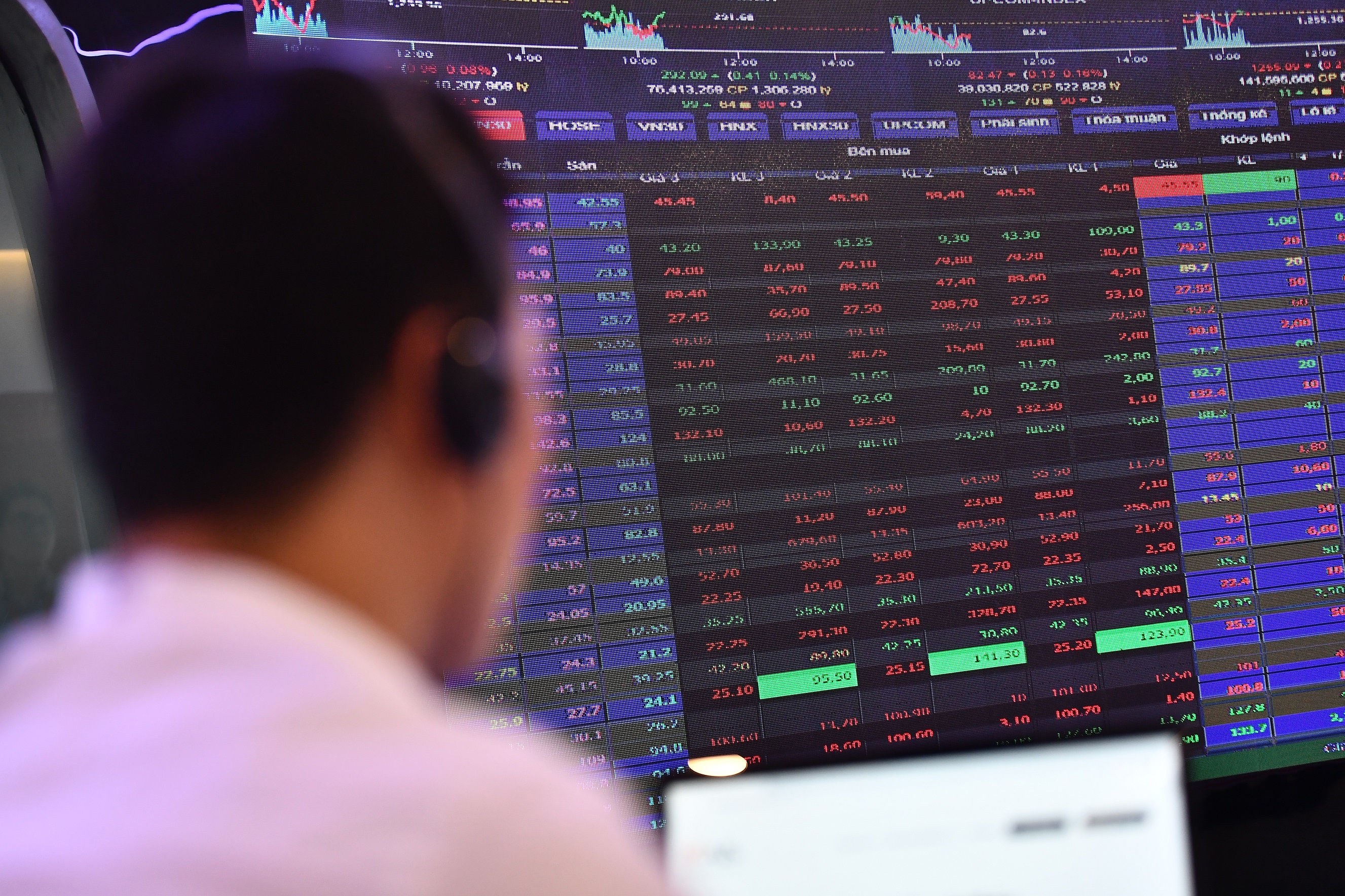 HoSE dung giao dich phien 1/6 giua chung vi lo qua tai anh 1