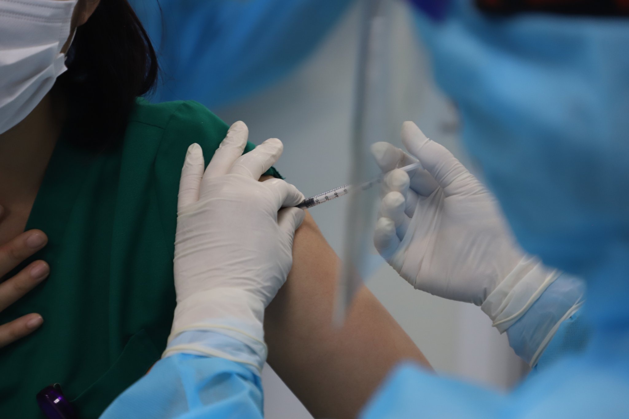 Bo Tai chinh khang dinh du nguon luc tiem vaccine cho 75 trieu nguoi anh 1