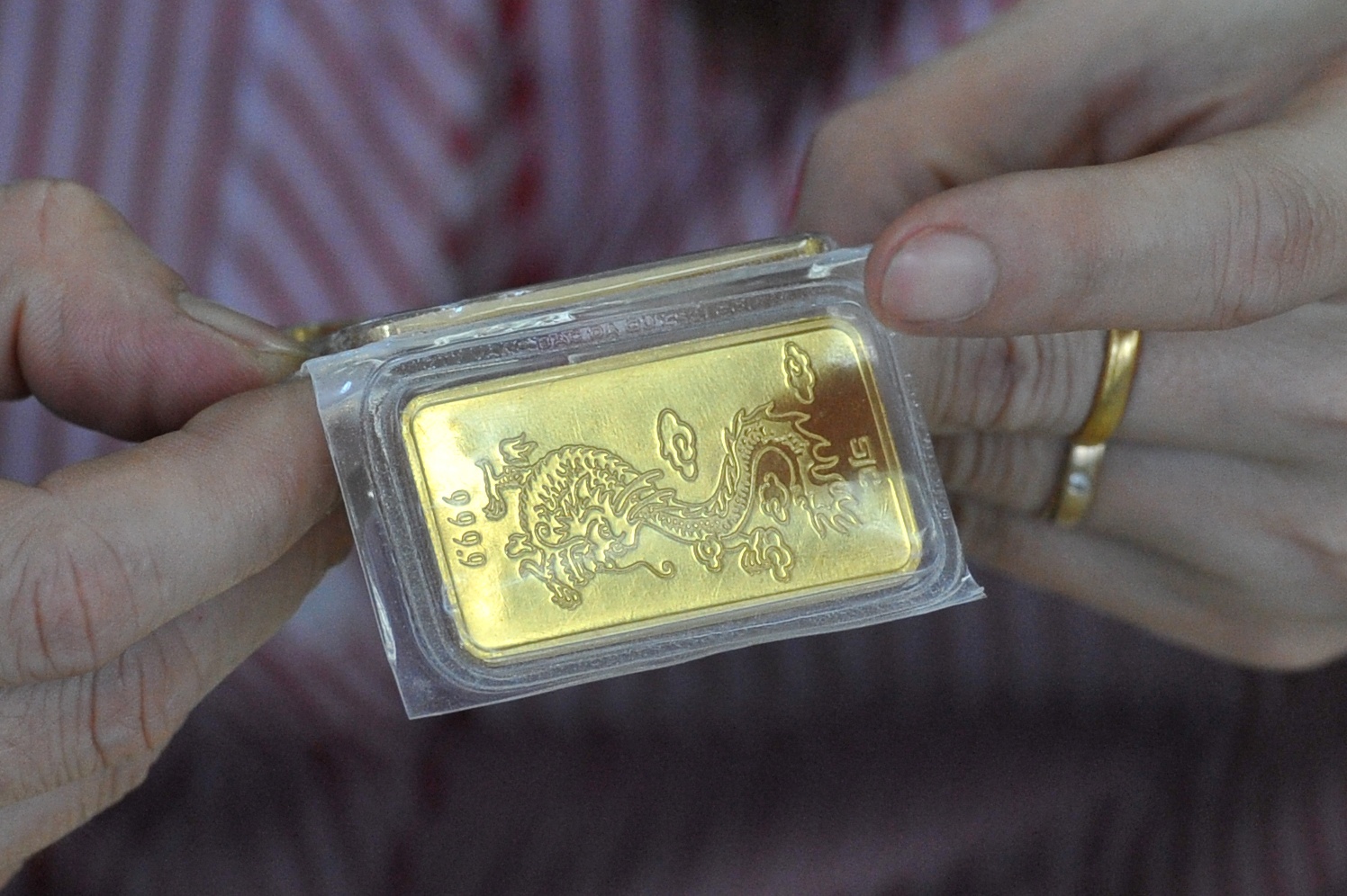 Gia vang tang manh hinh anh