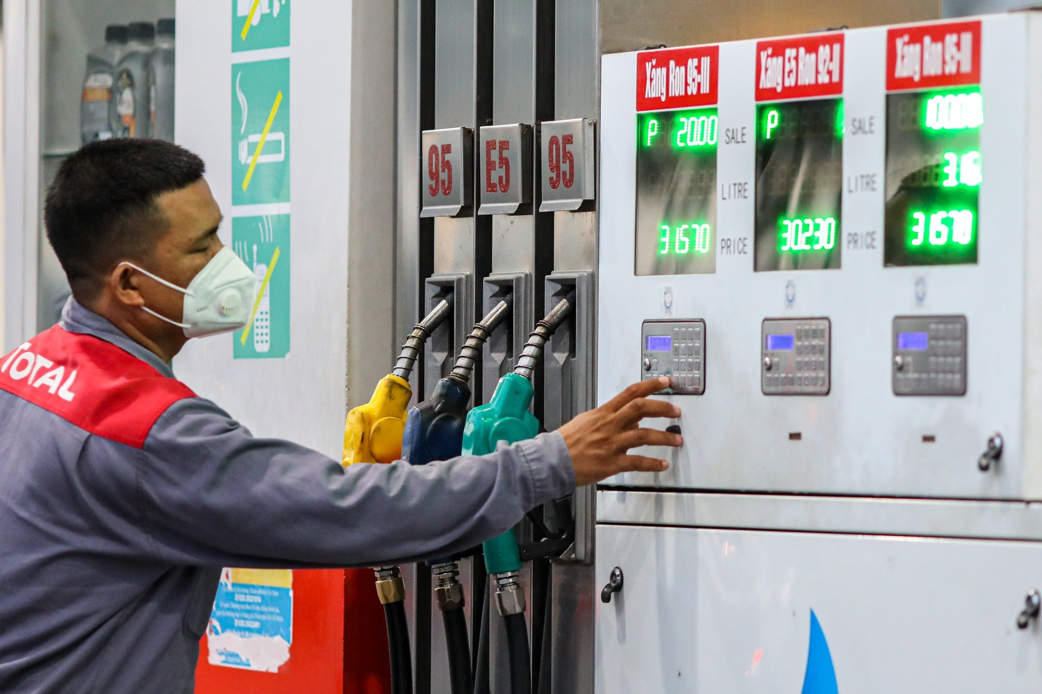 Bo Tai chinh de xuat giam mot nua thue nhap khau xang hinh anh