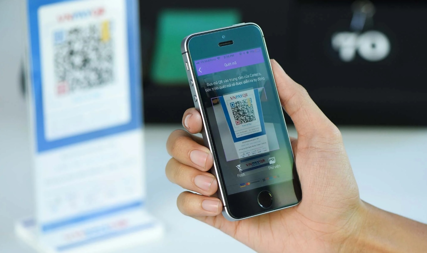 NHNN khuyen cao nguoi dan han che dung wifi cong cong de chuyen tien hinh anh