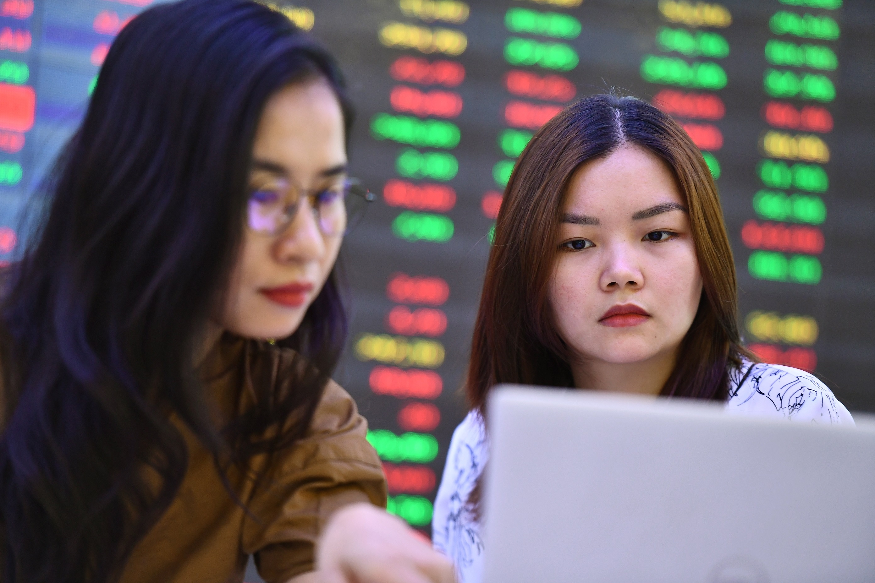 Co phieu chung khoan con hap dan? hinh anh