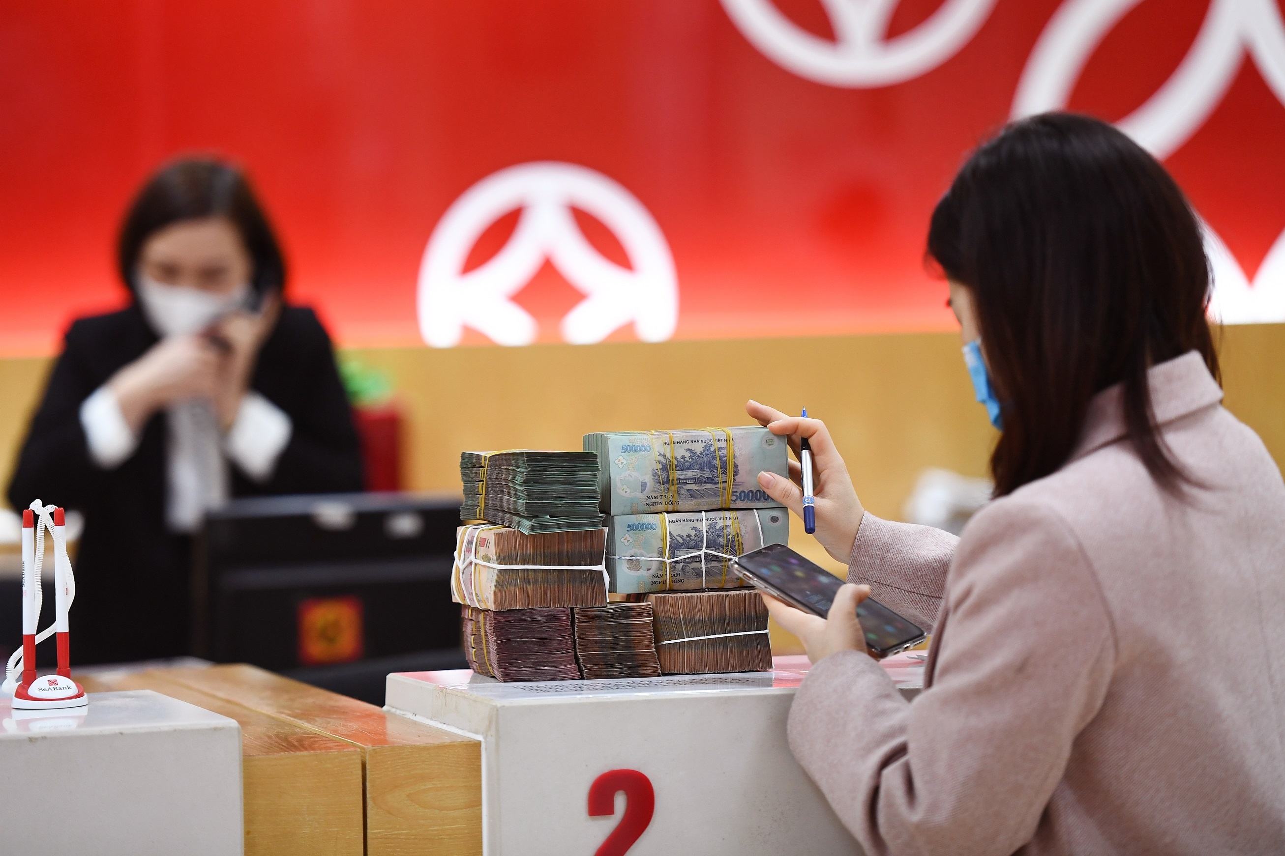 De xuat ha dan lai suat tien gui ve 0% hinh anh