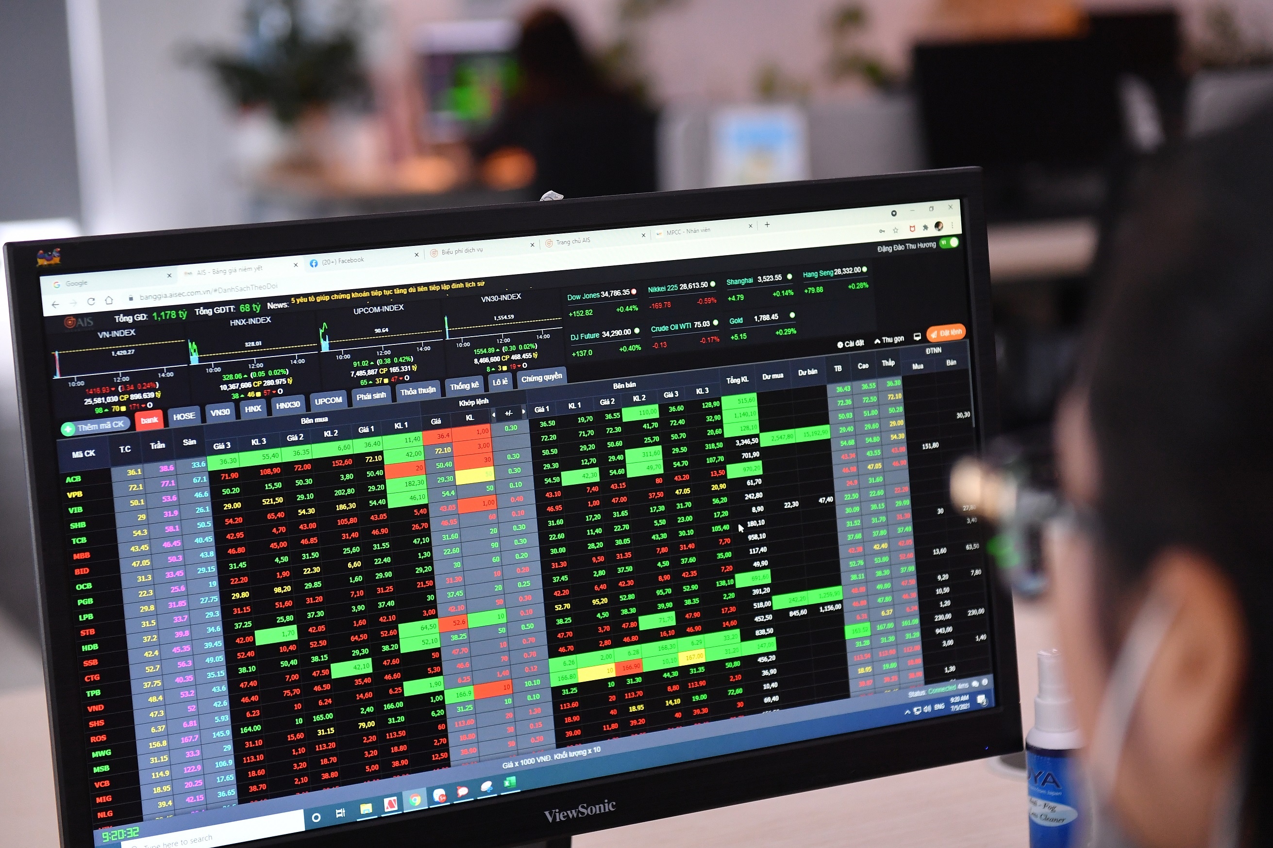 Uy ban Chung khoan noi gi ve loi cuc bo o mot so cong ty chung khoan? hinh anh