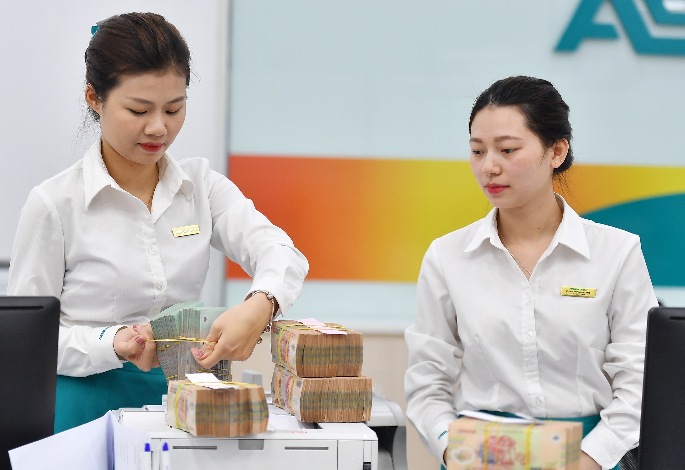 Cac ngan hang dong y giam them lai suat ngay trong thang 7 anh 2