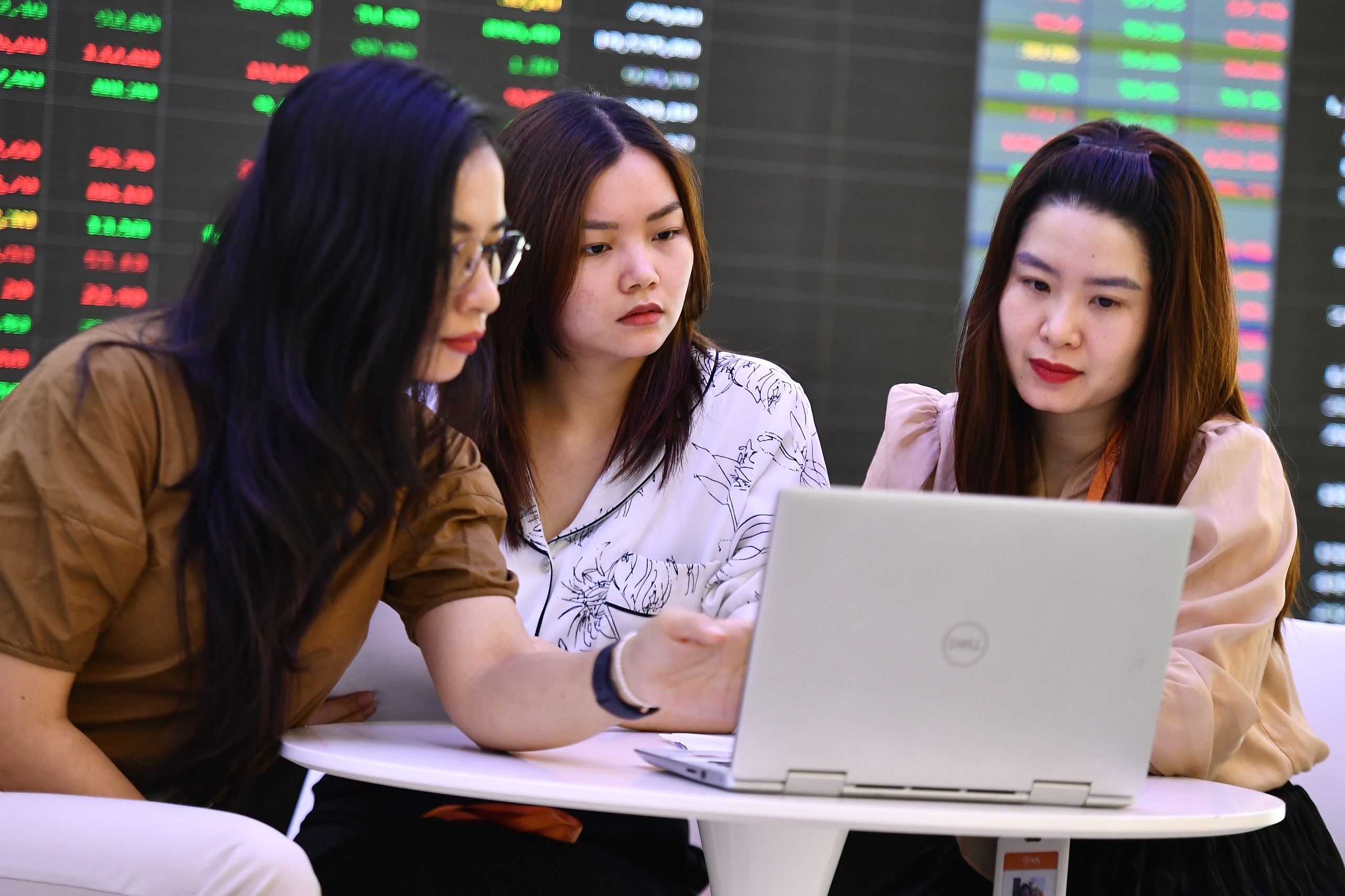 Nha dau tu ca nhan dang nam giu thi truong chung khoan hinh anh