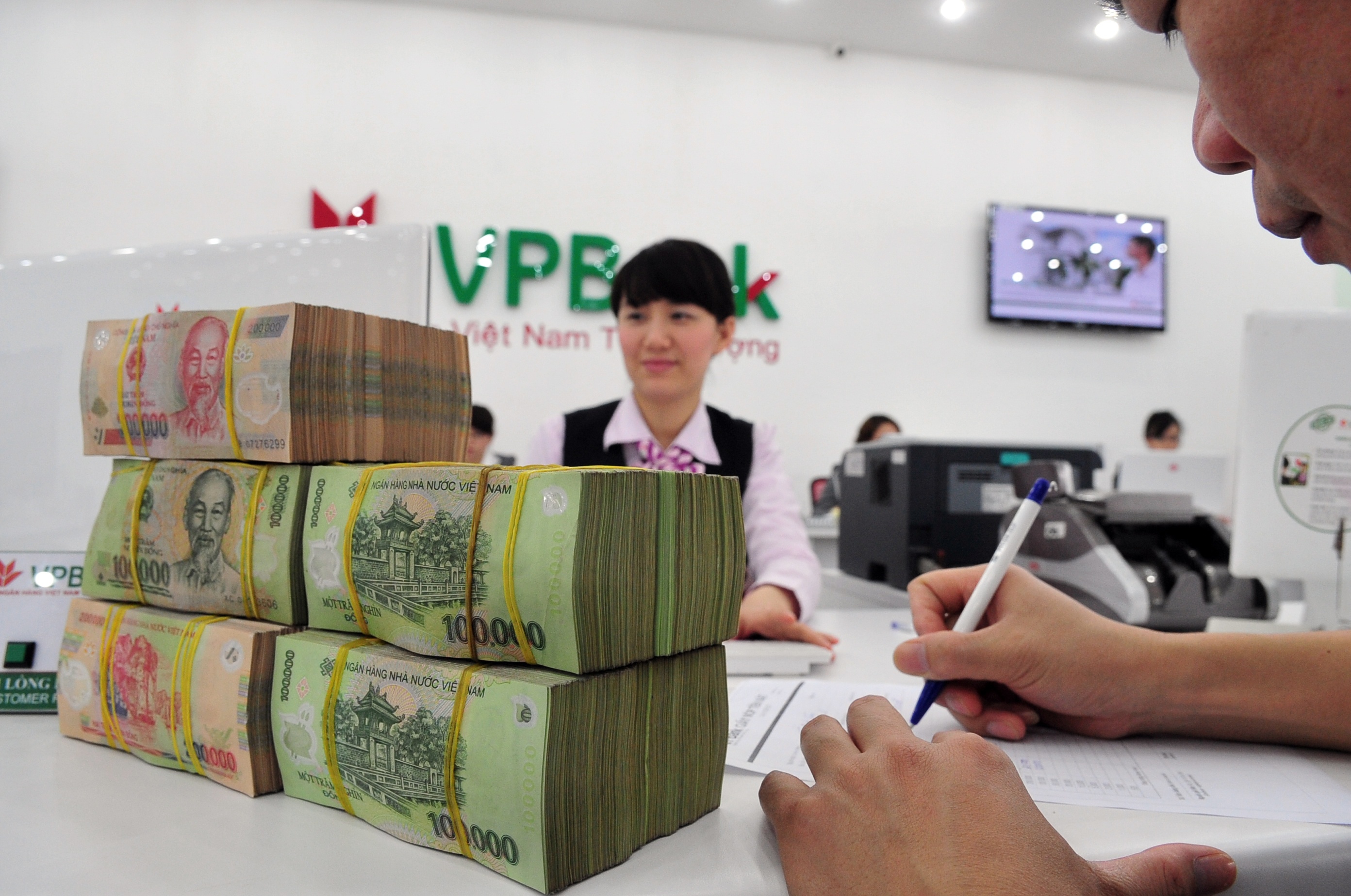 Chu tich VPBank va nguoi nha nam hon 28.000 ty dong co phieu ngan hang hinh anh