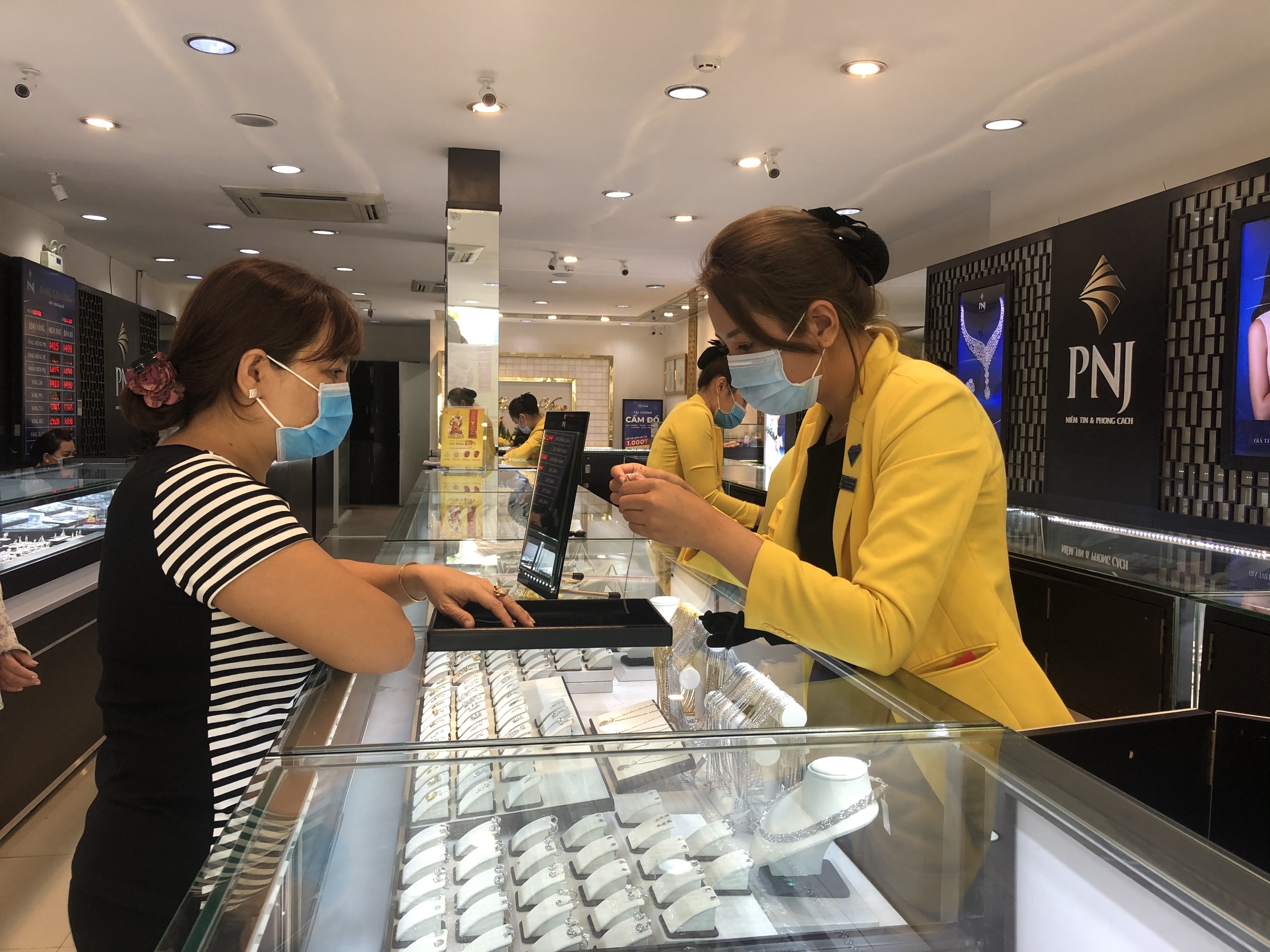 Doanh nghiep vang lon dang gia tang thi phan hinh anh