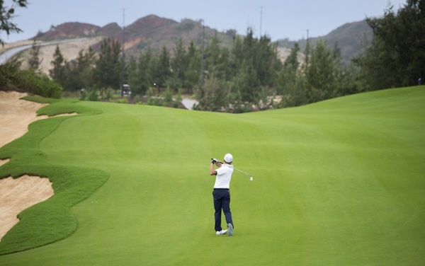 Tam dinh chi pho cuc truong Cuc Thue di danh golf khi gian cach xa hoi hinh anh