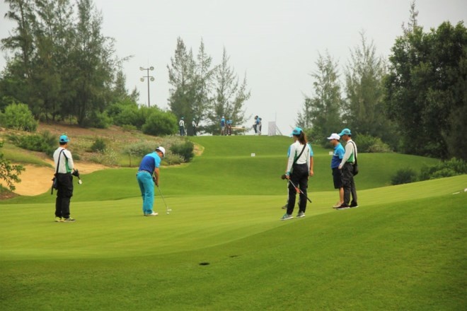 Dinh chi cong tac pho cuc truong Cuc Thue di danh golf giua dich Covid-19 anh 1