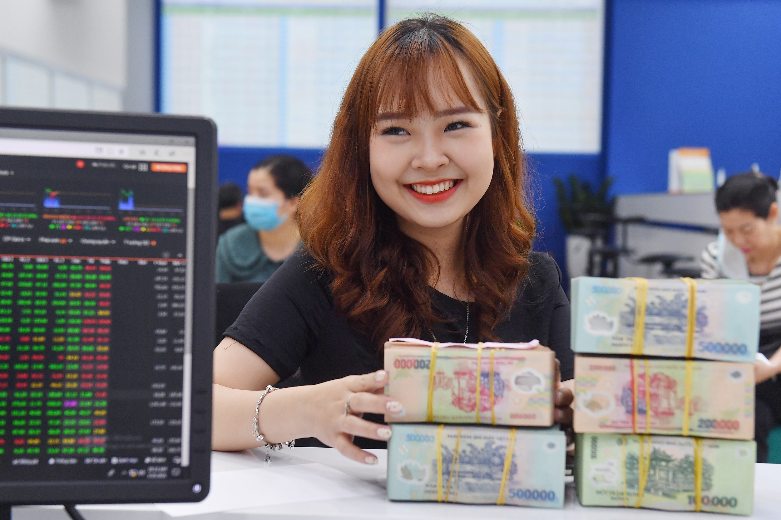 Thu gan 30.000 ty dong tien thue bat dong san, chung khoan tu dau nam hinh anh