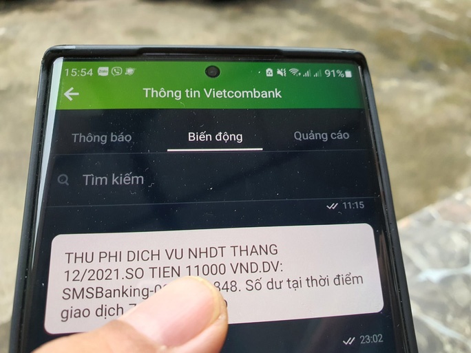 Ngan hang tang phi tin nhan SMS, khach ru nhau huy dich vu hinh anh