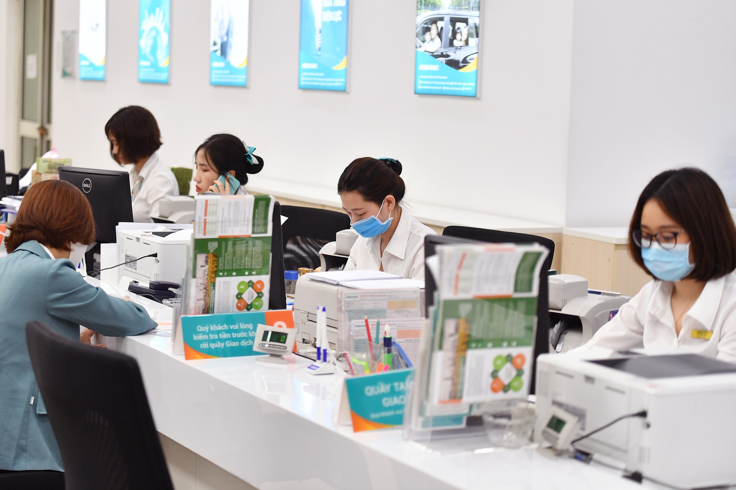 Doanh nghiep tang gui tien ngan hang vi dich benh hinh anh