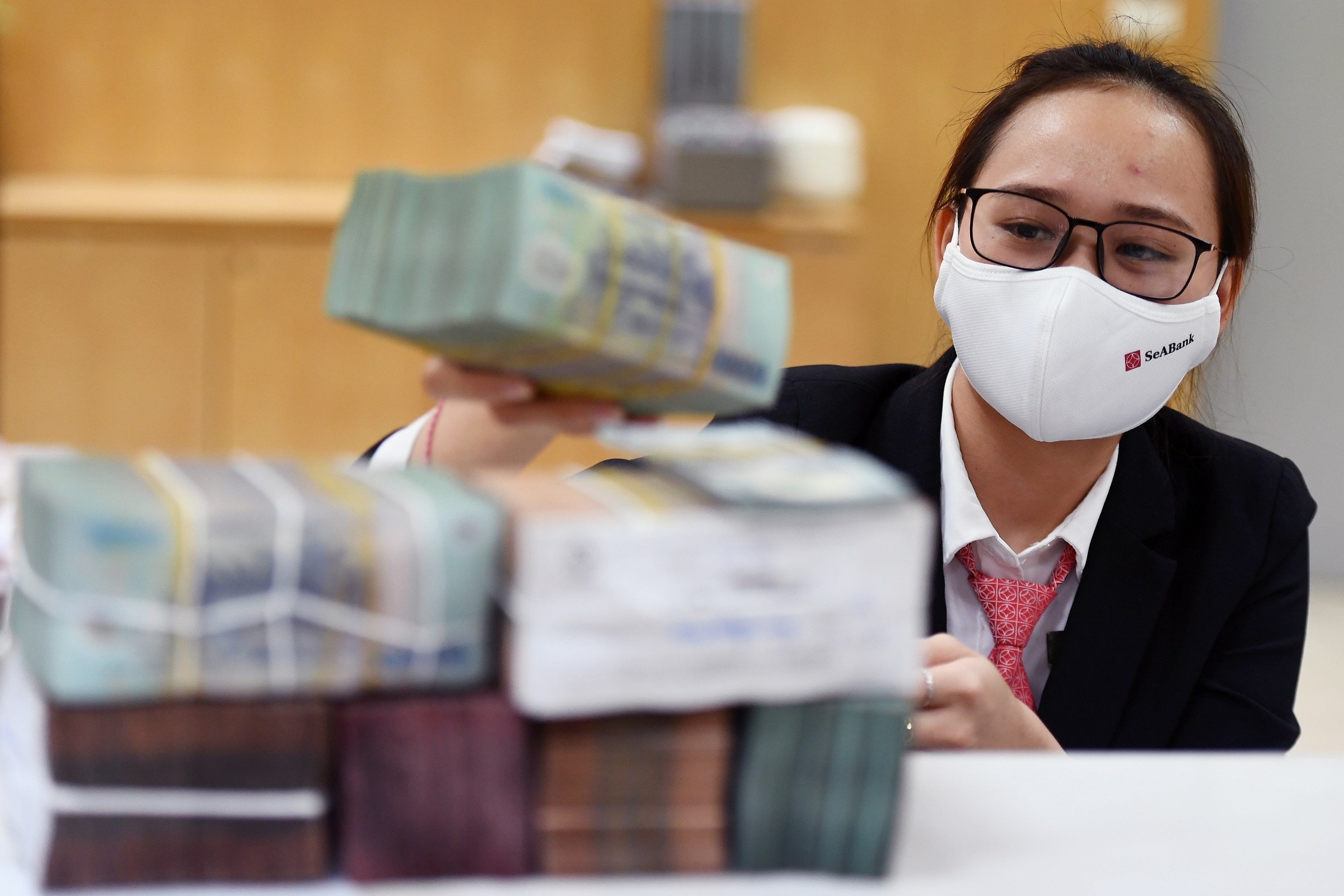 Lai suat lien ngan hang giam sau hinh anh