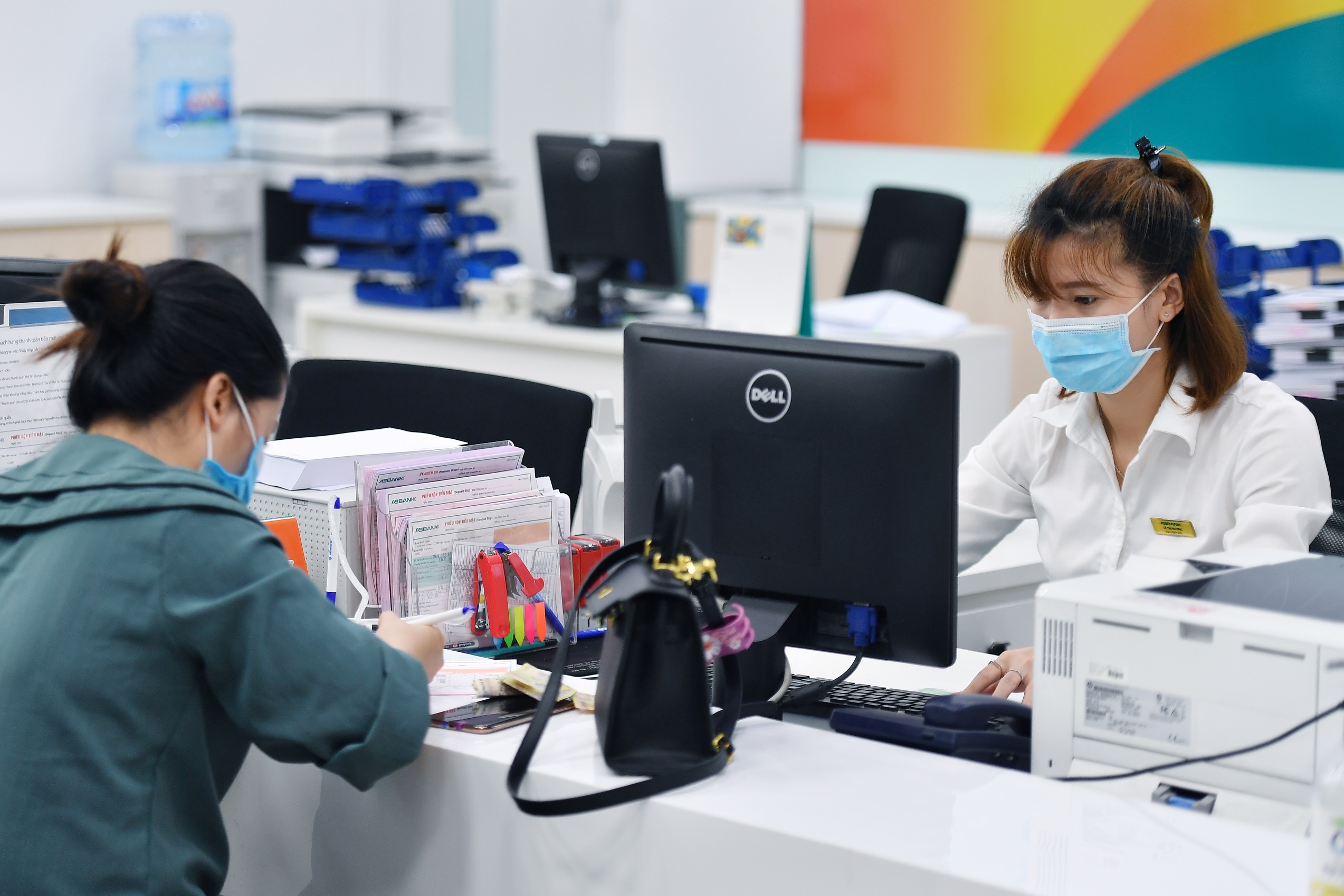 Nguoi dan dang vay ngan hang bao nhieu tien mua nha, mua xe? hinh anh