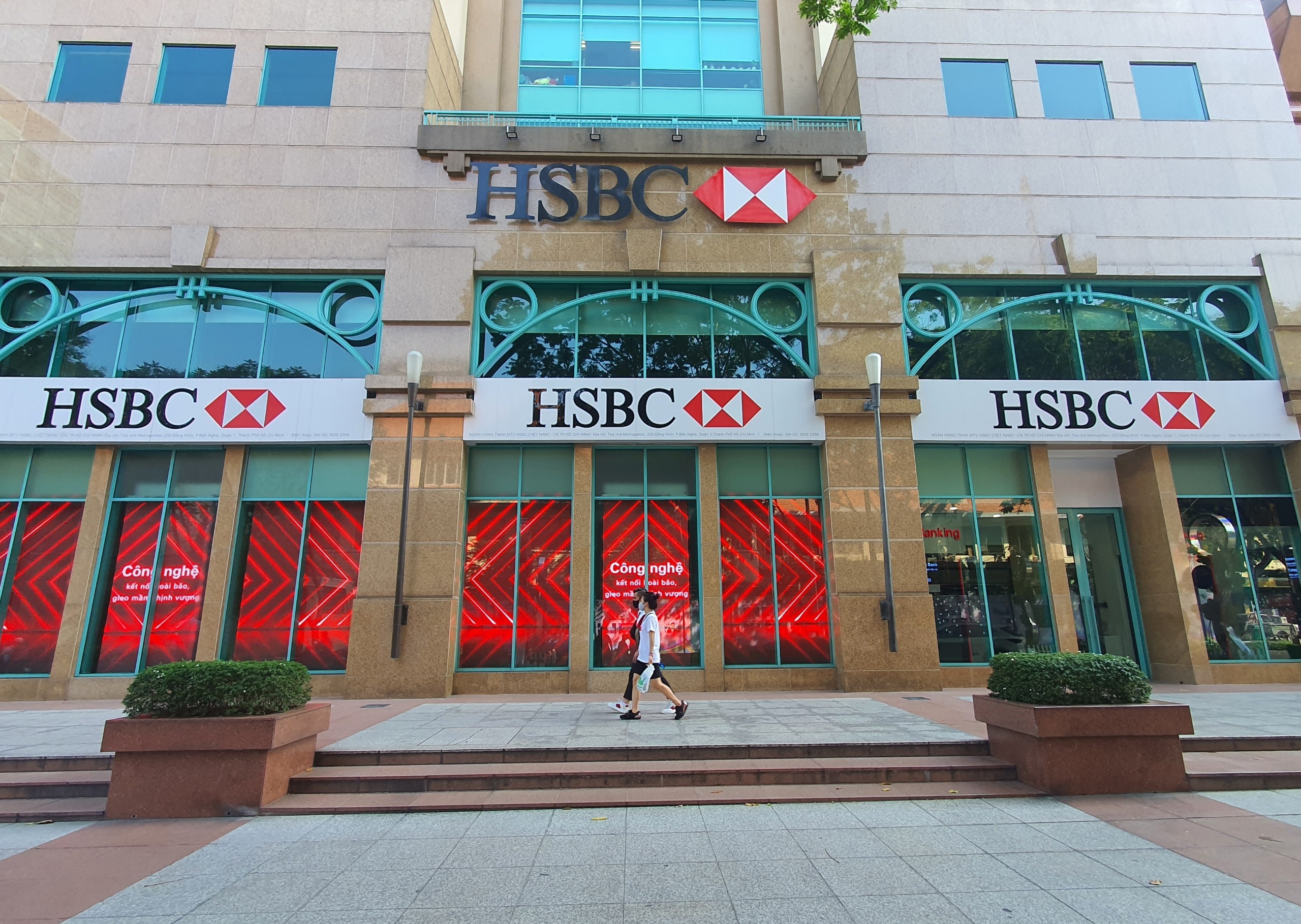 Ngan hang HSBC noi ve vu lua dao cua Tap doan Tai chinh HSBC Viet Nam anh 1