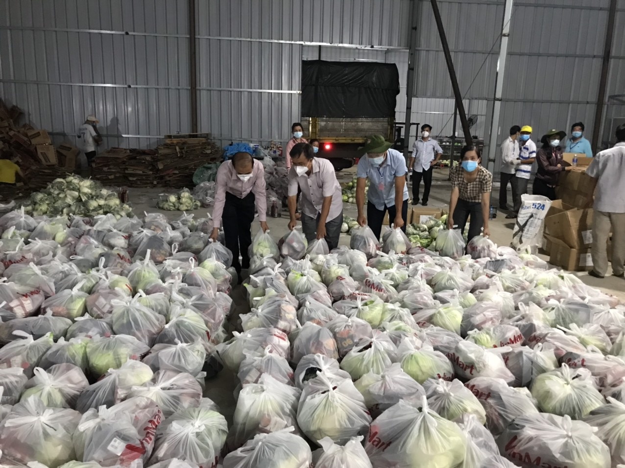 Xuyen dem cung cap luong thuc cho 330.000 nguoi tai thi xa Tan Uyen hinh anh