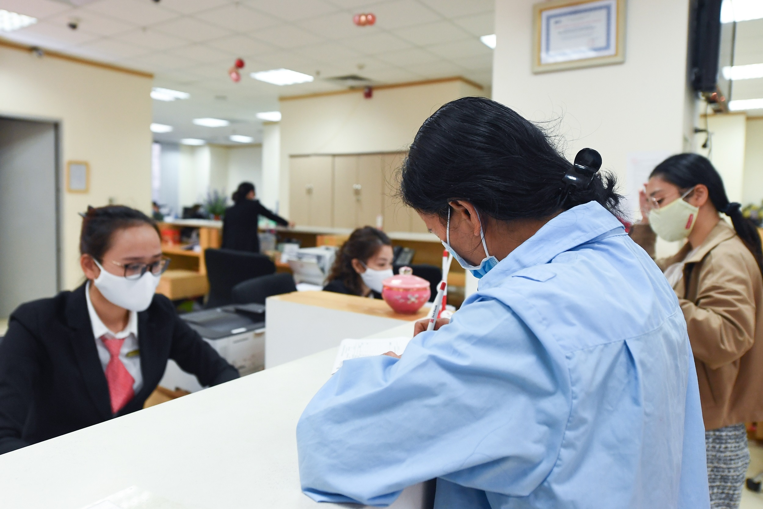 Cuoc dua xuong day cua phi giao dich ngan hang hinh anh