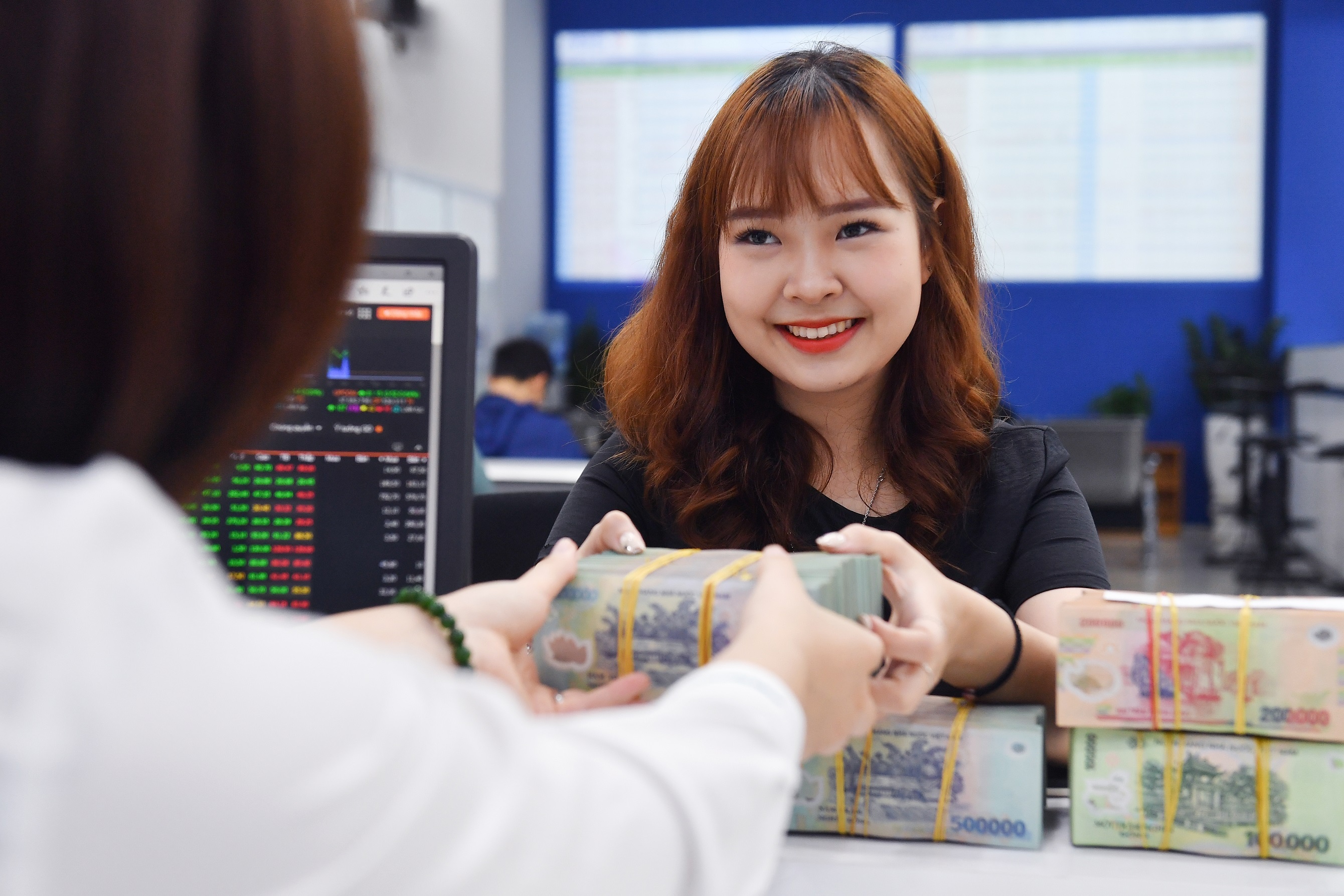 Ngan hang tra thu nhap binh quan nhan vien tren 40 trieu/thang hinh anh