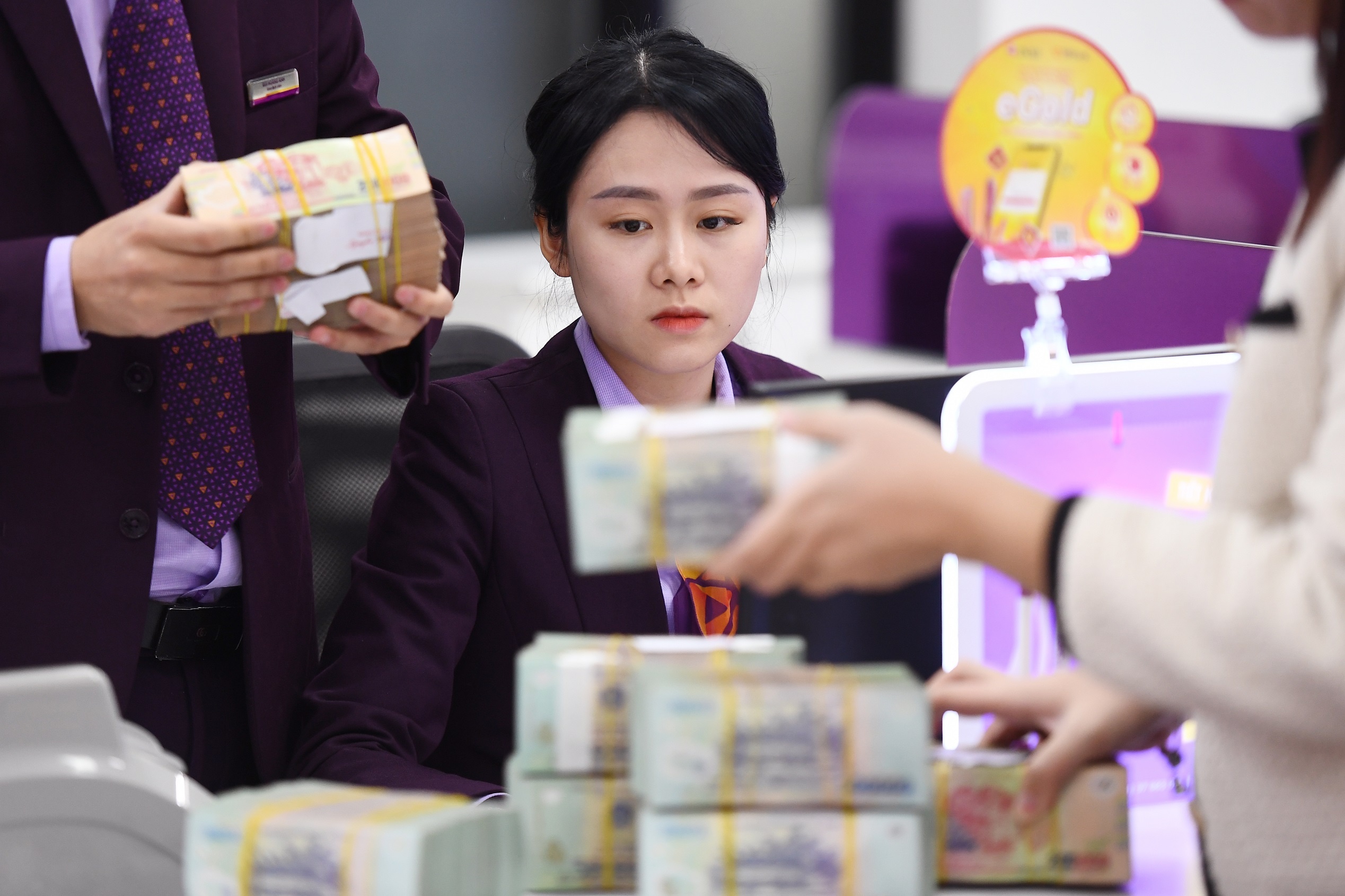 Nhan vien ngan hang lam ra bao nhieu tien de co thu nhap tren 40 trieu hinh anh