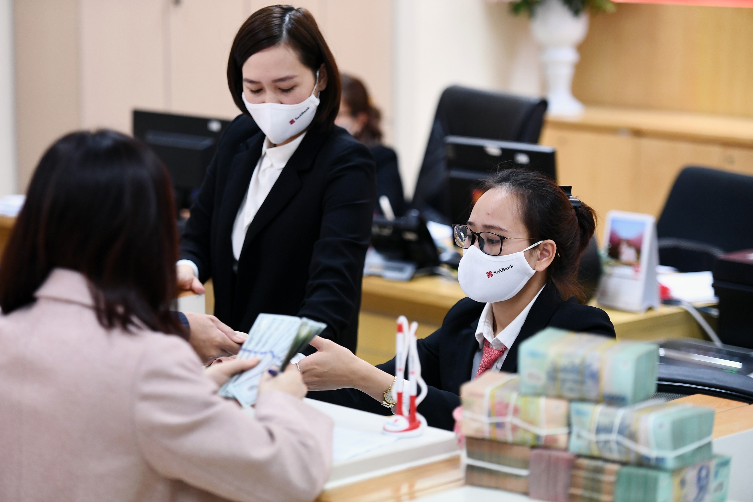 NHNN bom hon 60.000 ty dong ra thi truong anh 1