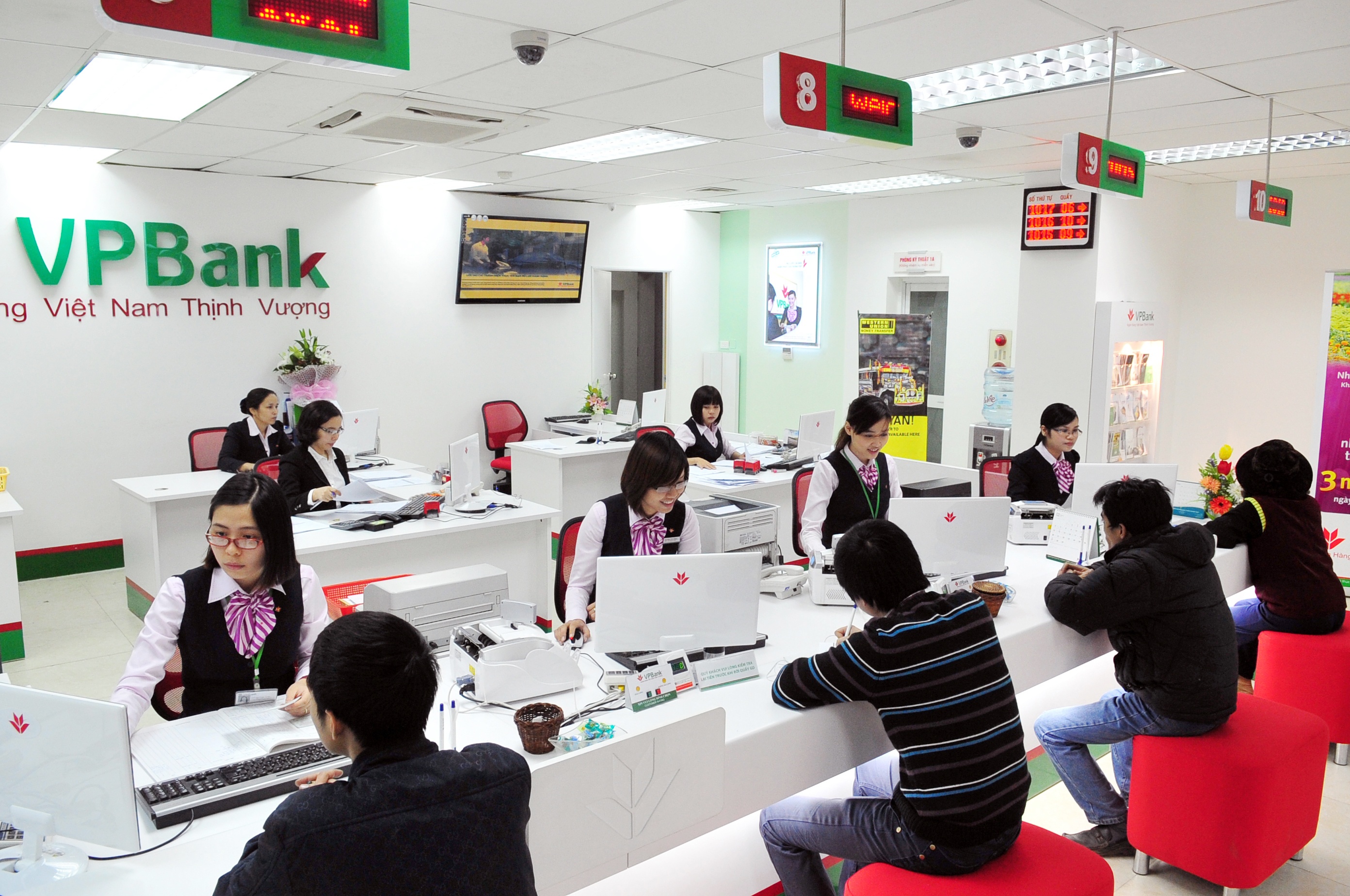 Nhan vien ngan hang lam ra bao nhieu tien de co thu nhap tren 40 trieu/thang anh 2