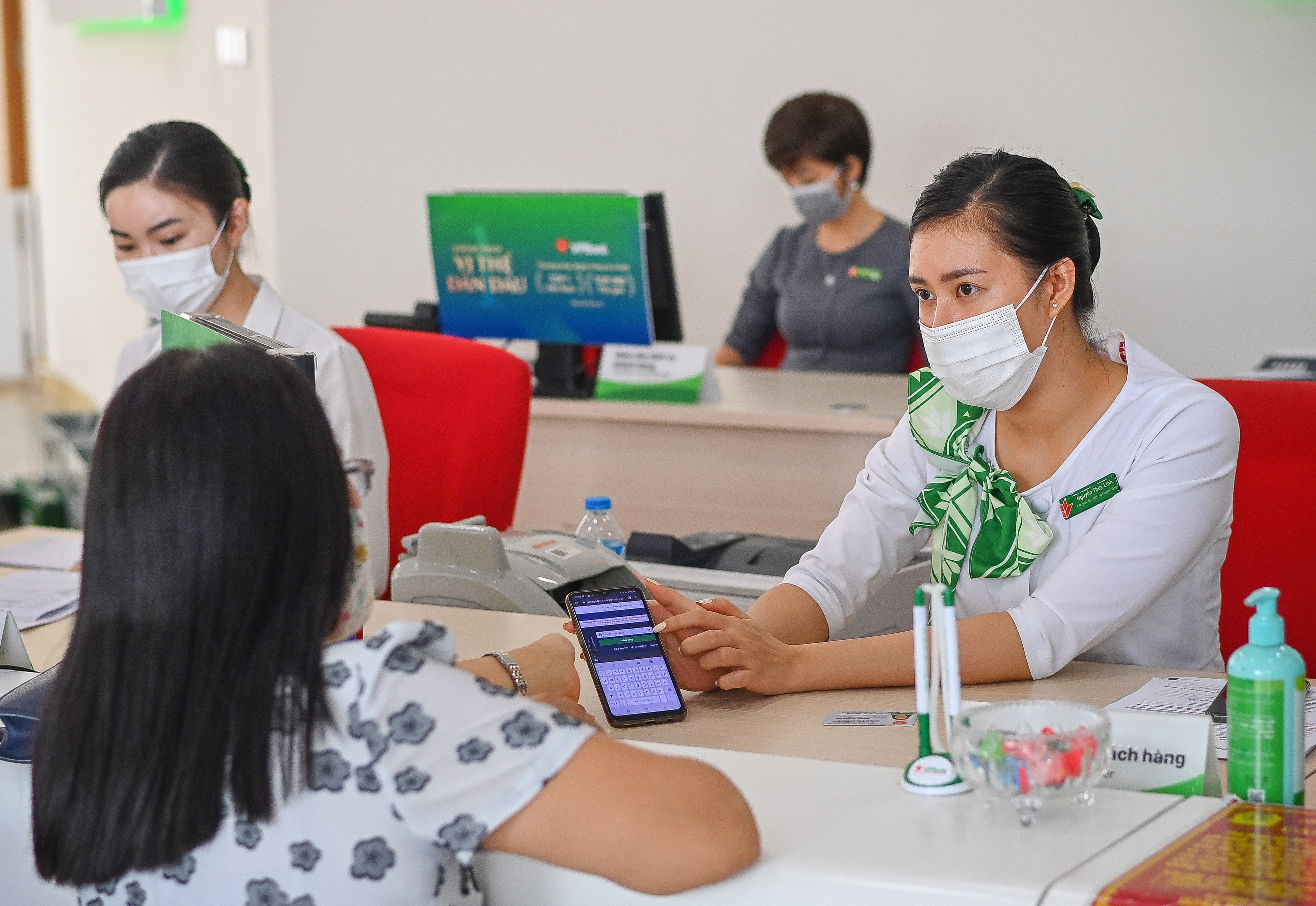 Chu the tin dung bi giam thu nhap vi Covid-19 sap duoc mien giam lai anh 1