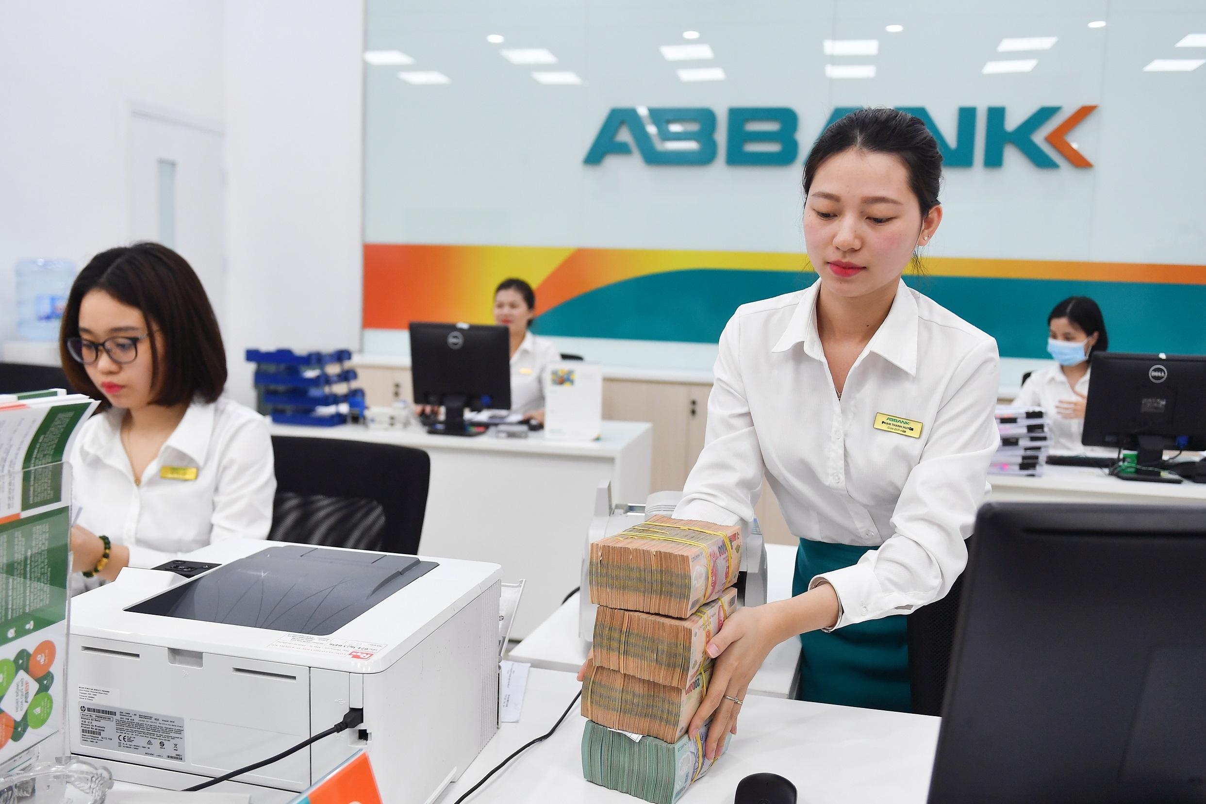 Nhu cau gui tien ngan hang giam manh anh 1