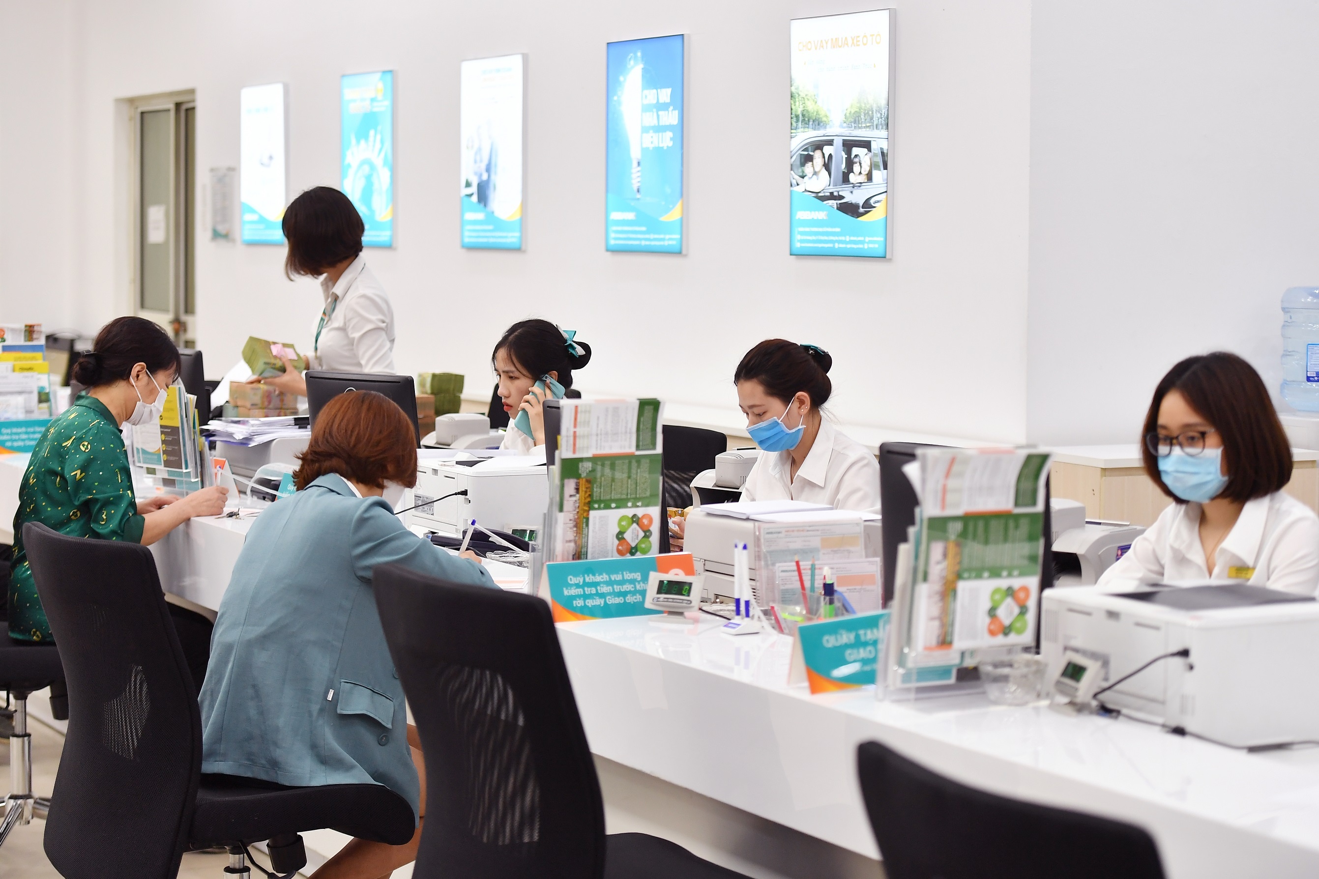 Ngan hang bom hon 237.000 ty dong ra thi truong sau mot thang anh 2