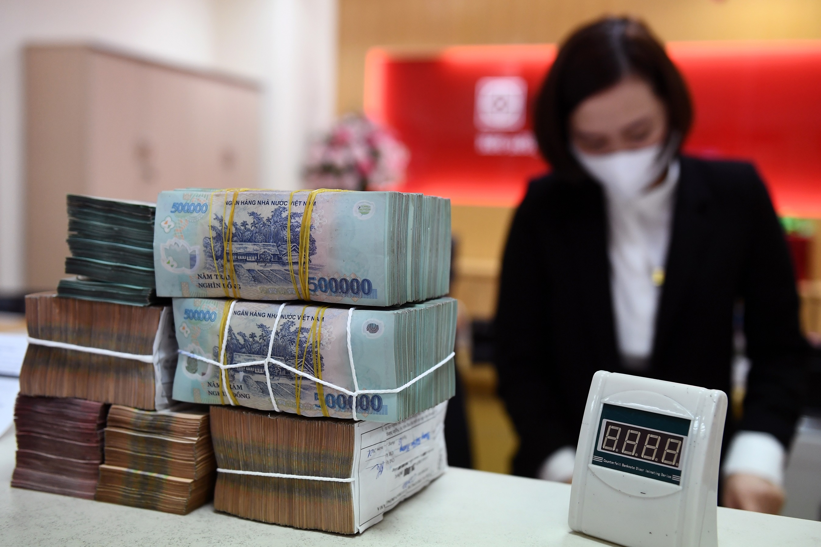 SSI: Tien Dong lien tuc duoc bom ra thi truong hinh anh