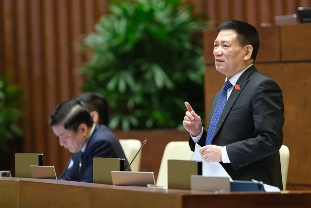 Bo truong Tai chinh tra loi chat van truoc Quoc hoi anh 1