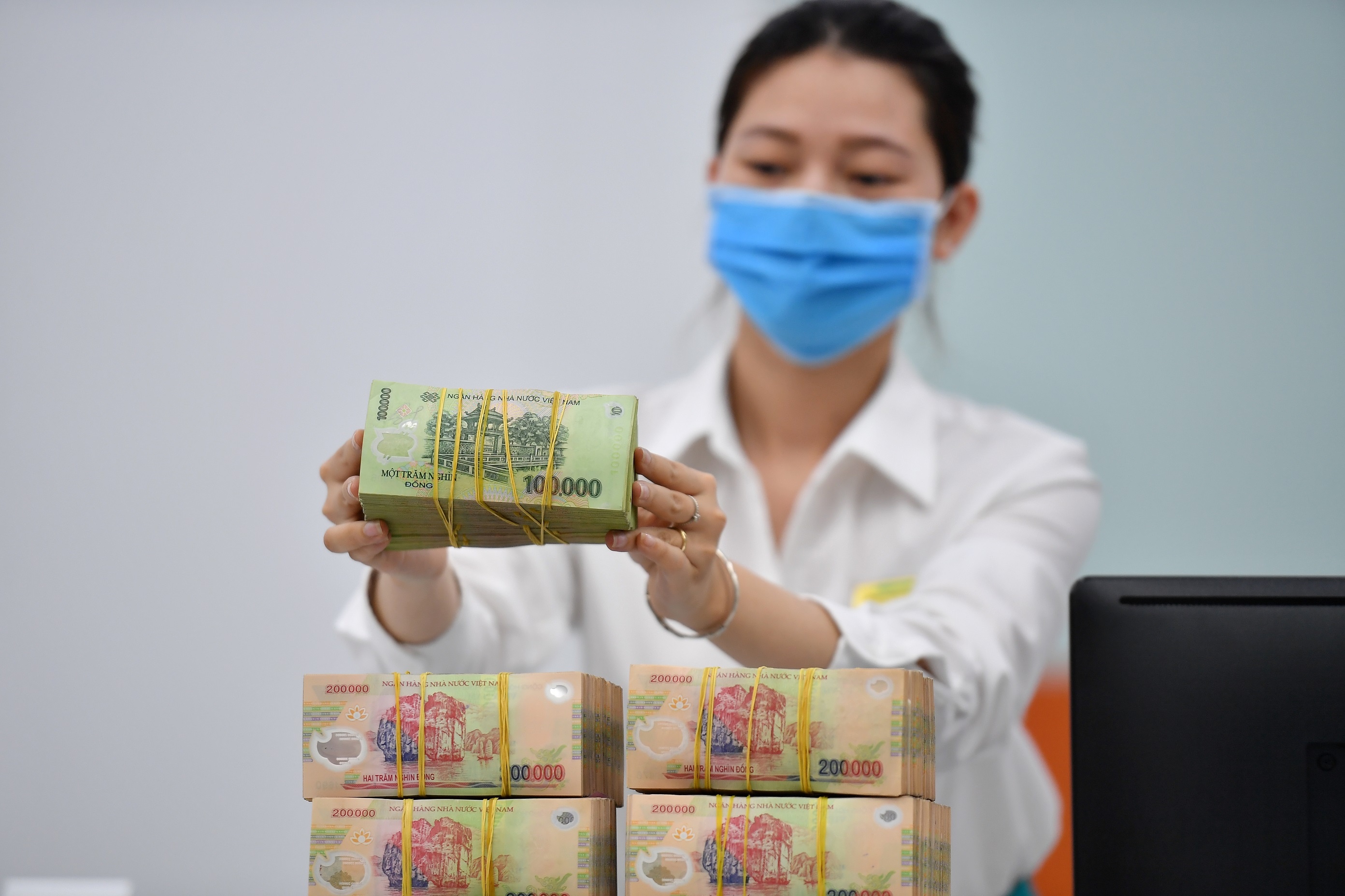 NHNN bom hon 10.000 ty dong vao cac ngan hang trong mot tuan hinh anh