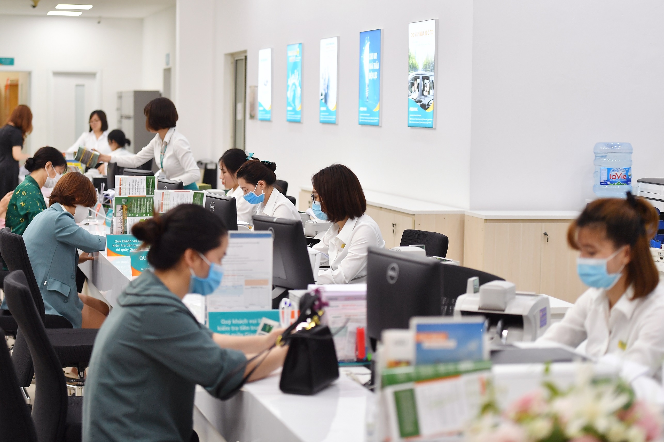 Ngan hang dang tuyen dung nhan vien so luong lon anh 1