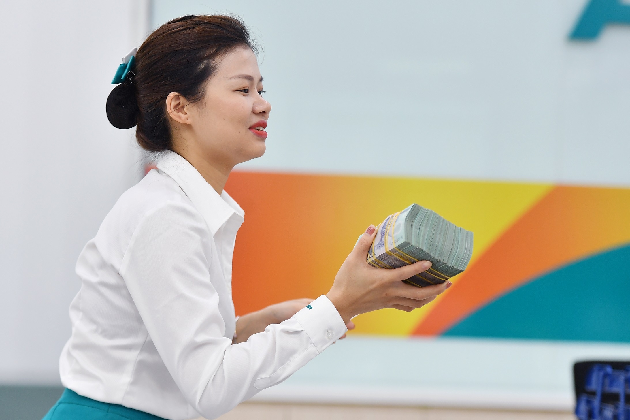 Ngan hang Nha nuoc tang toc bom tien can Tet hinh anh