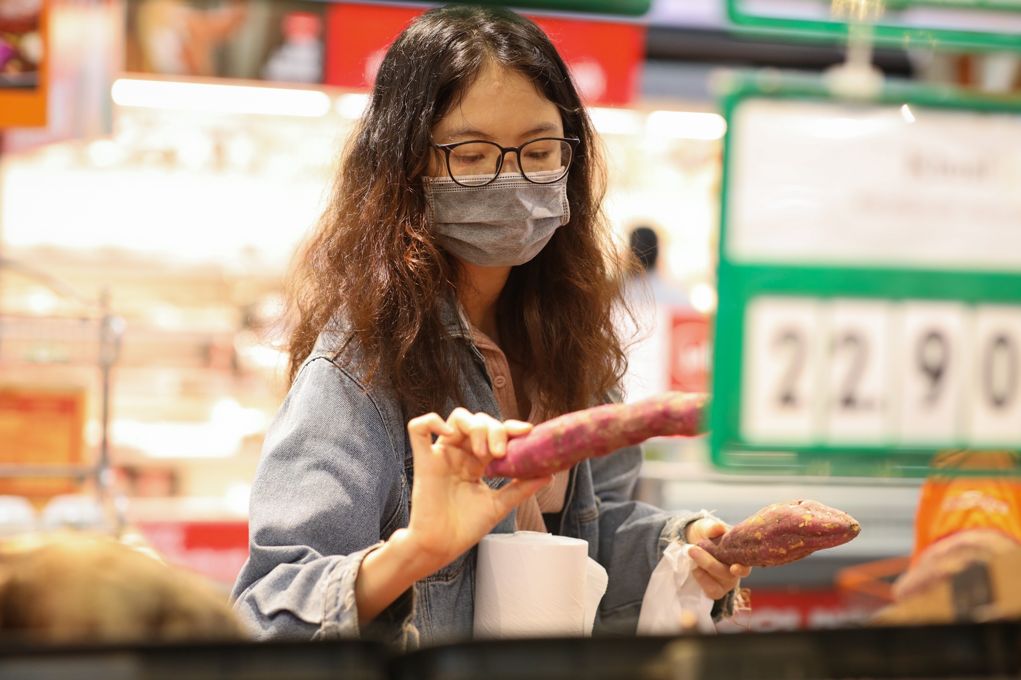 TP.HCM ghi nhan suc mua o sieu thi tang, cho giam trong dip le hinh anh