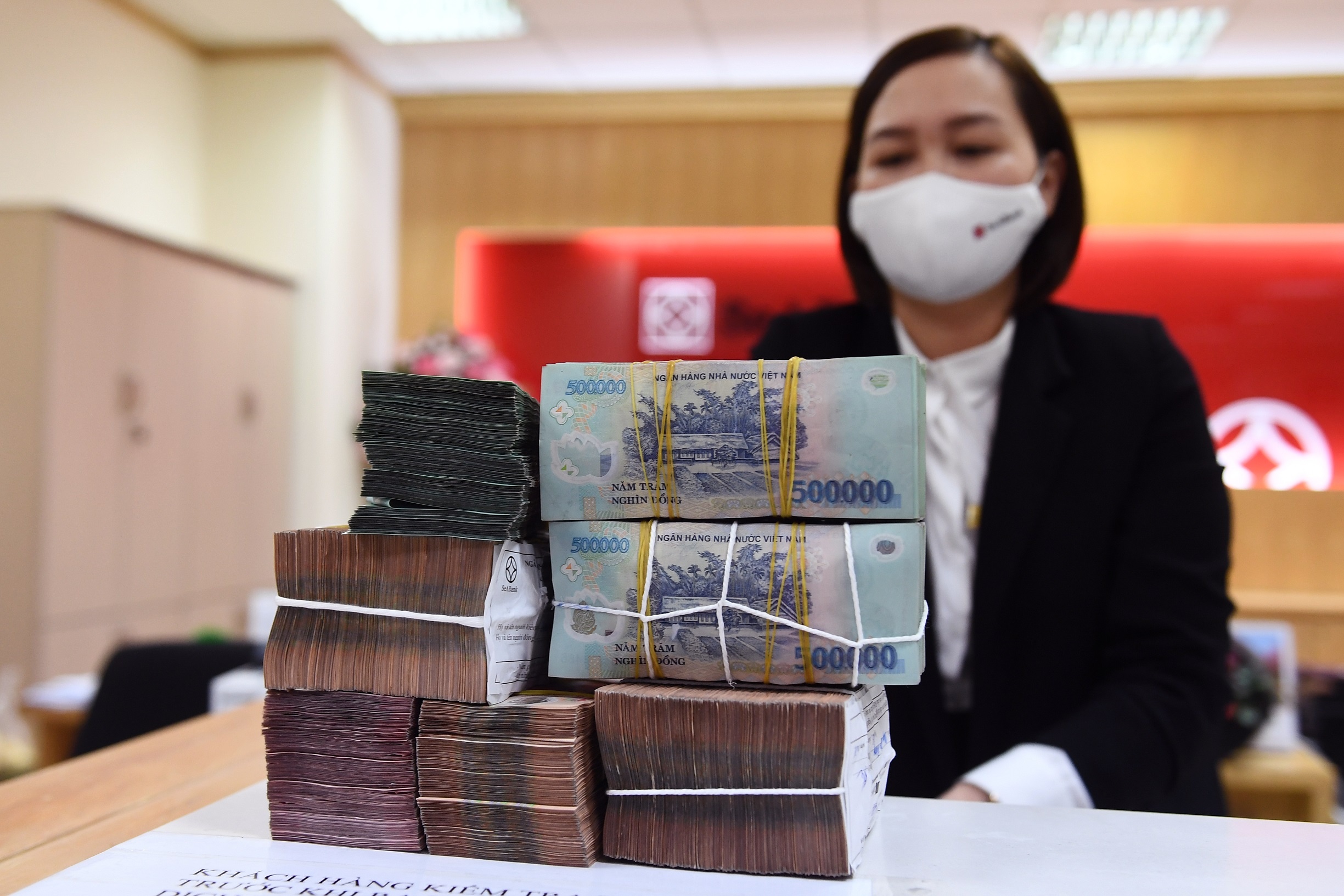 Ngan hang Nha nuoc bom tien anh 1