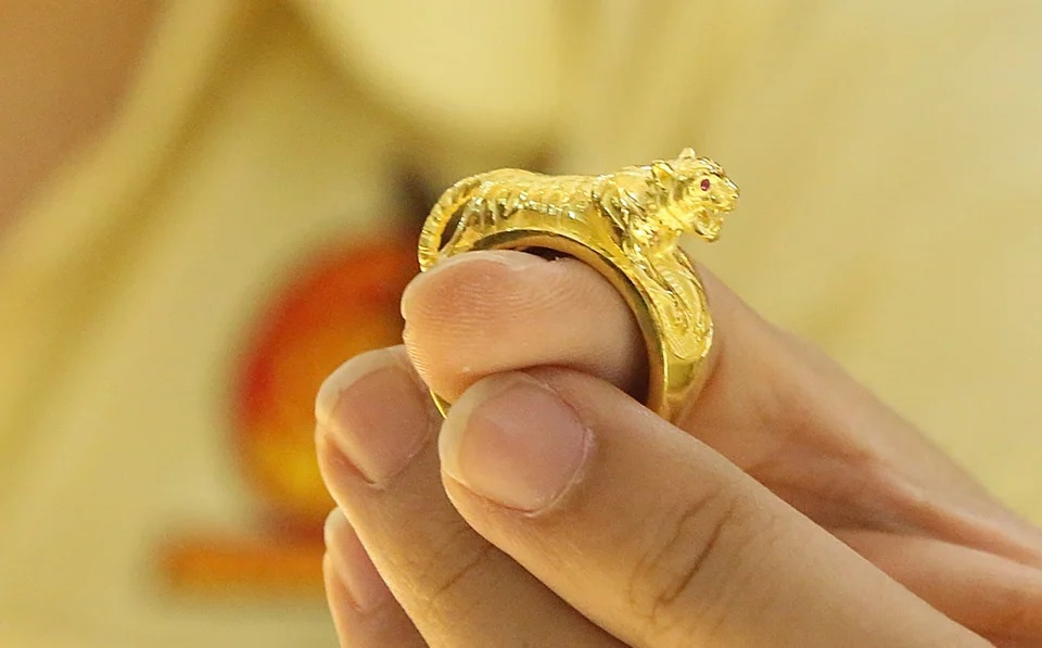 Gia vang nhan vuot 100 trieu/luong, nguoi dan van xep hang cho mua hinh anh