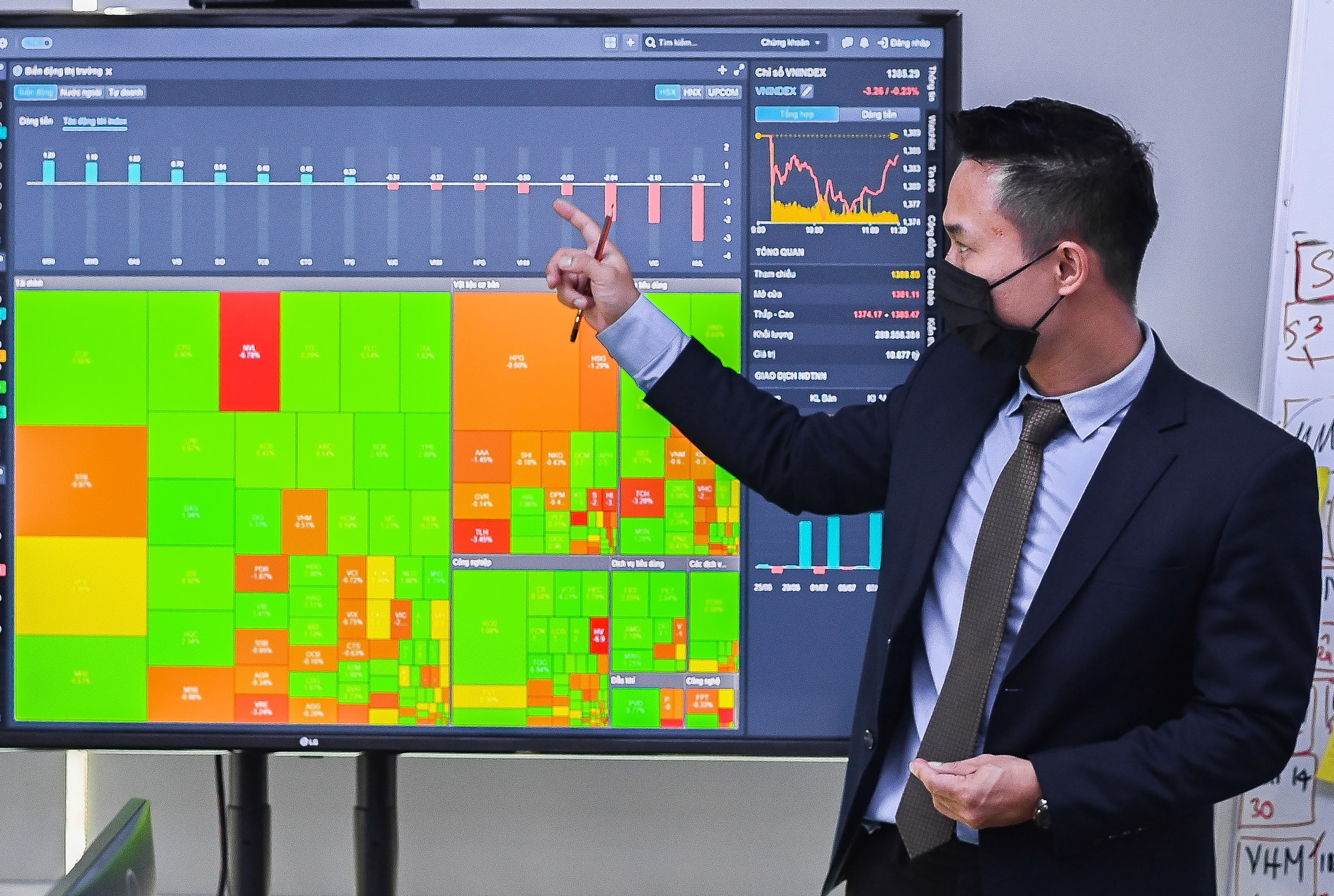 HoSE ngung cung cap thong tin giao dich tu doanh tu 1/3 hinh anh