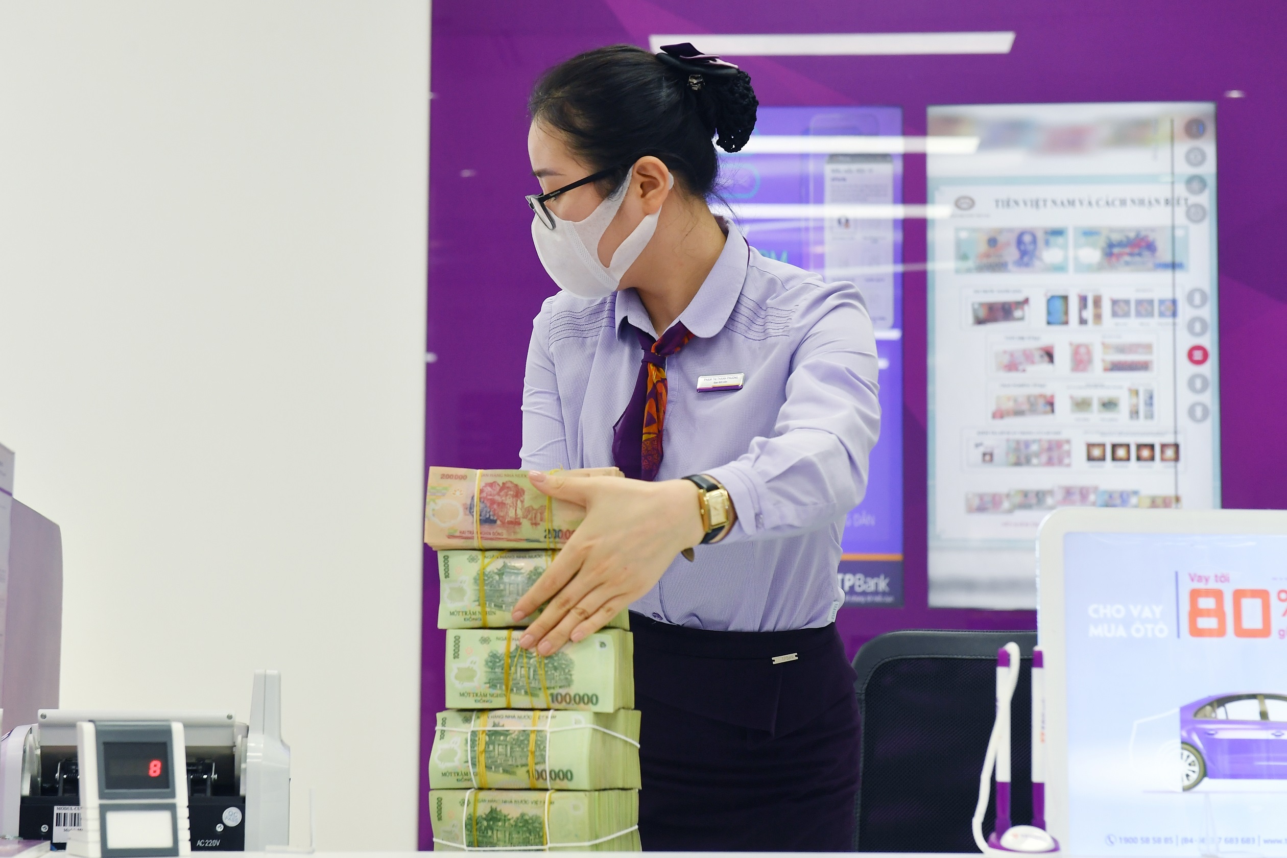 Bao nhieu ngan hang mien phi dich vu tin nhan SMS? hinh anh