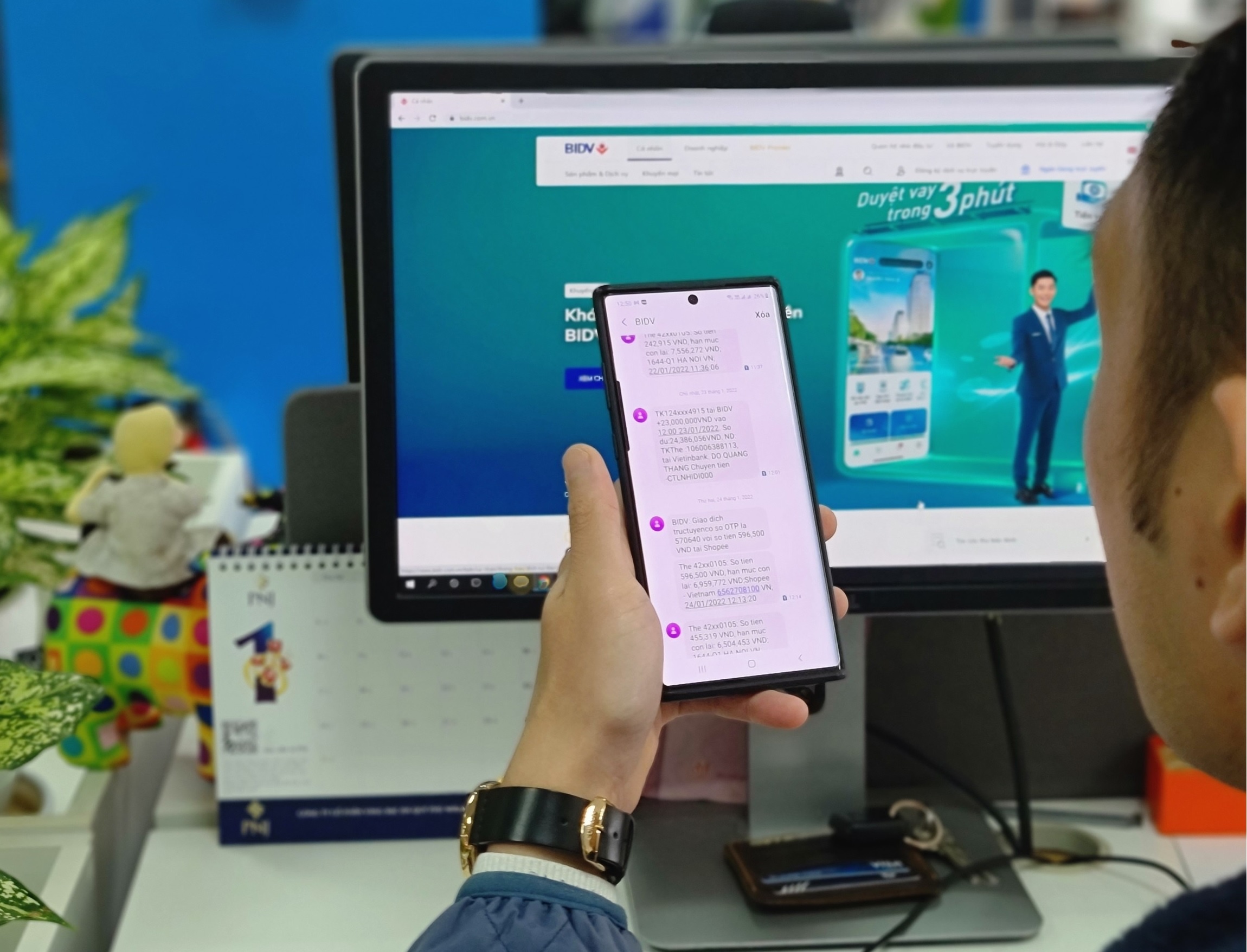 Bao nhieu ngan hang mien phi dich vu tin nhan SMS? anh 1