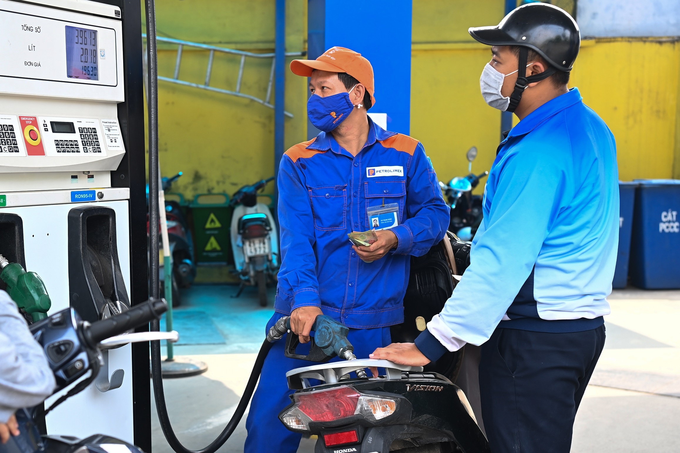 Chi hon 9.600 ty dong de binh on gia xang dau nam 2021 hinh anh