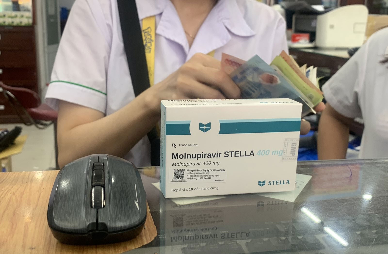 Ba hang duoc pham duoc cap phep thuoc dieu tri Covid-19 lam an ra sao? hinh anh